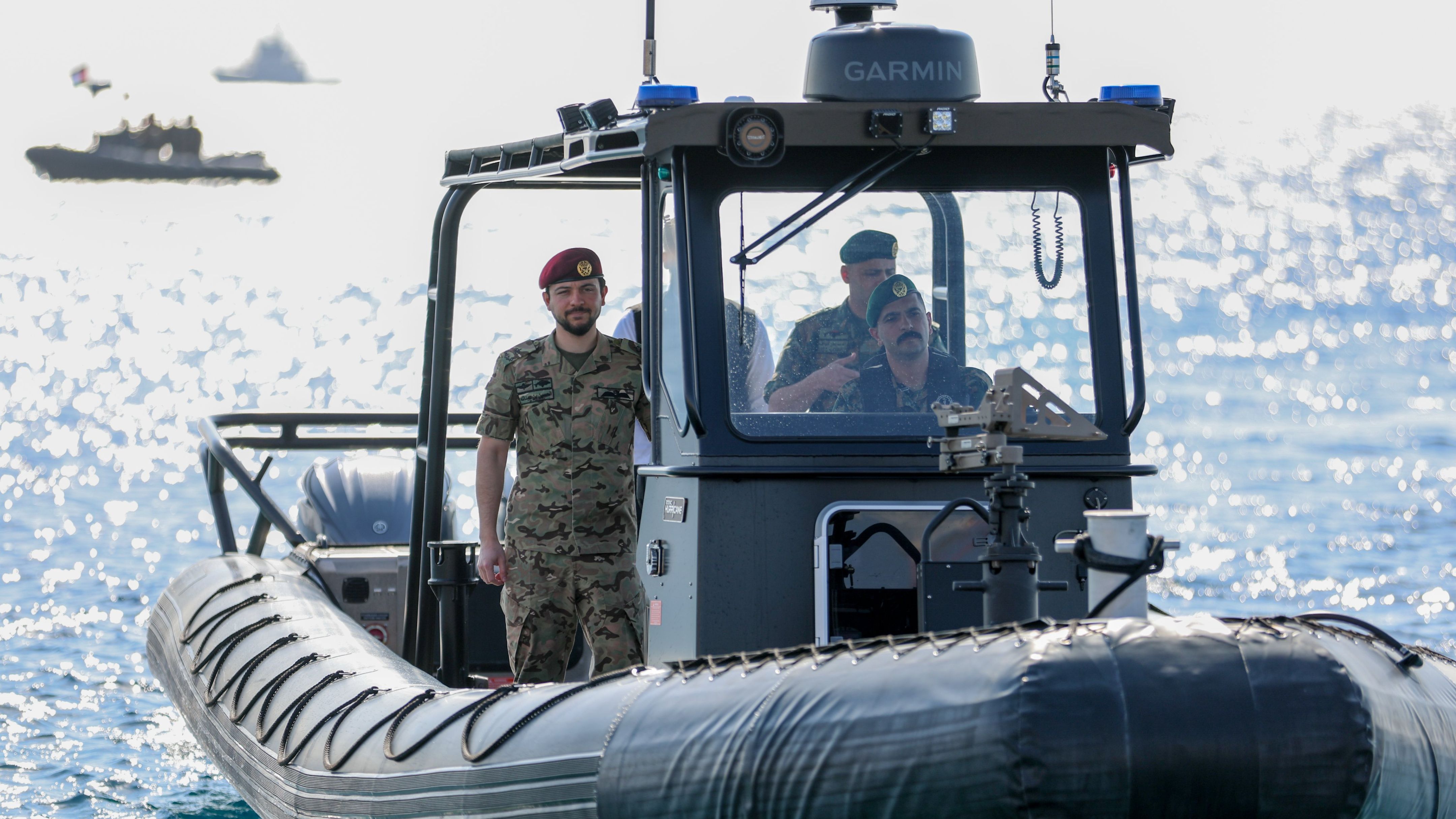 ولي العهد يزور فريق مكافحة الإرهاب المائي