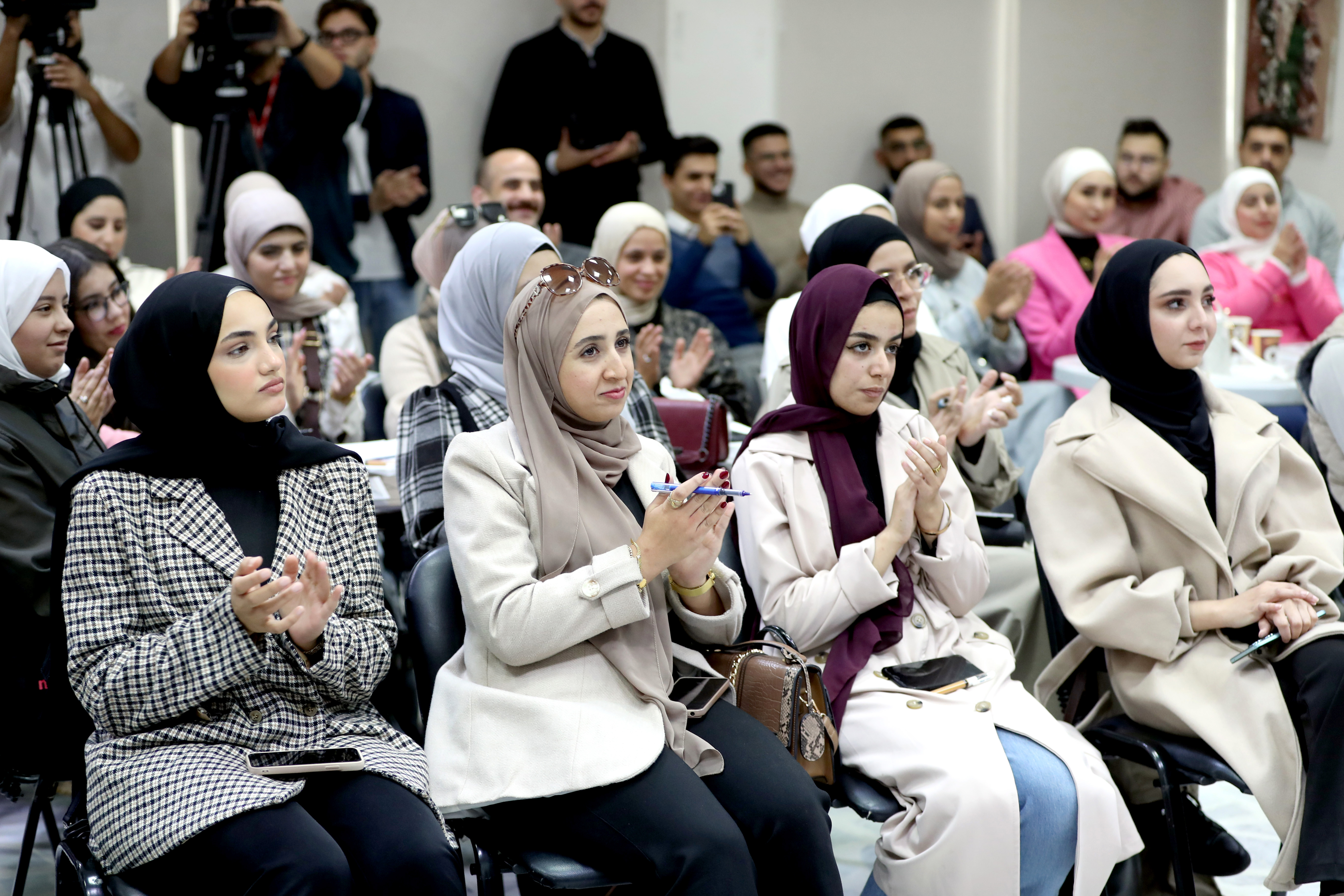 وزير الاتصال الحكومي يحاور الشباب المشاركين ببرنامج اعداد القيادات الشبابية