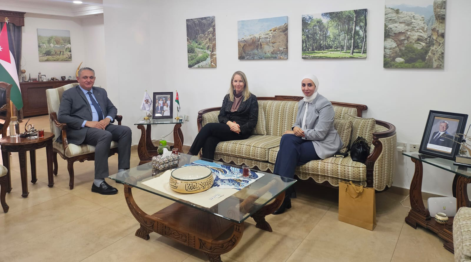 وزير البيئة يبحث مع سفيرة هولندا سبل تعزيز التعاون 