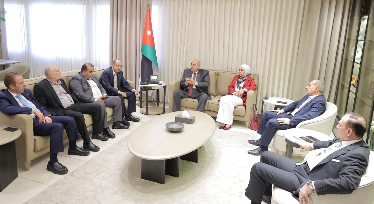 رئيس النواب يطلع على خطة اللجنة المالية النيابية لمناقشة الموازنة