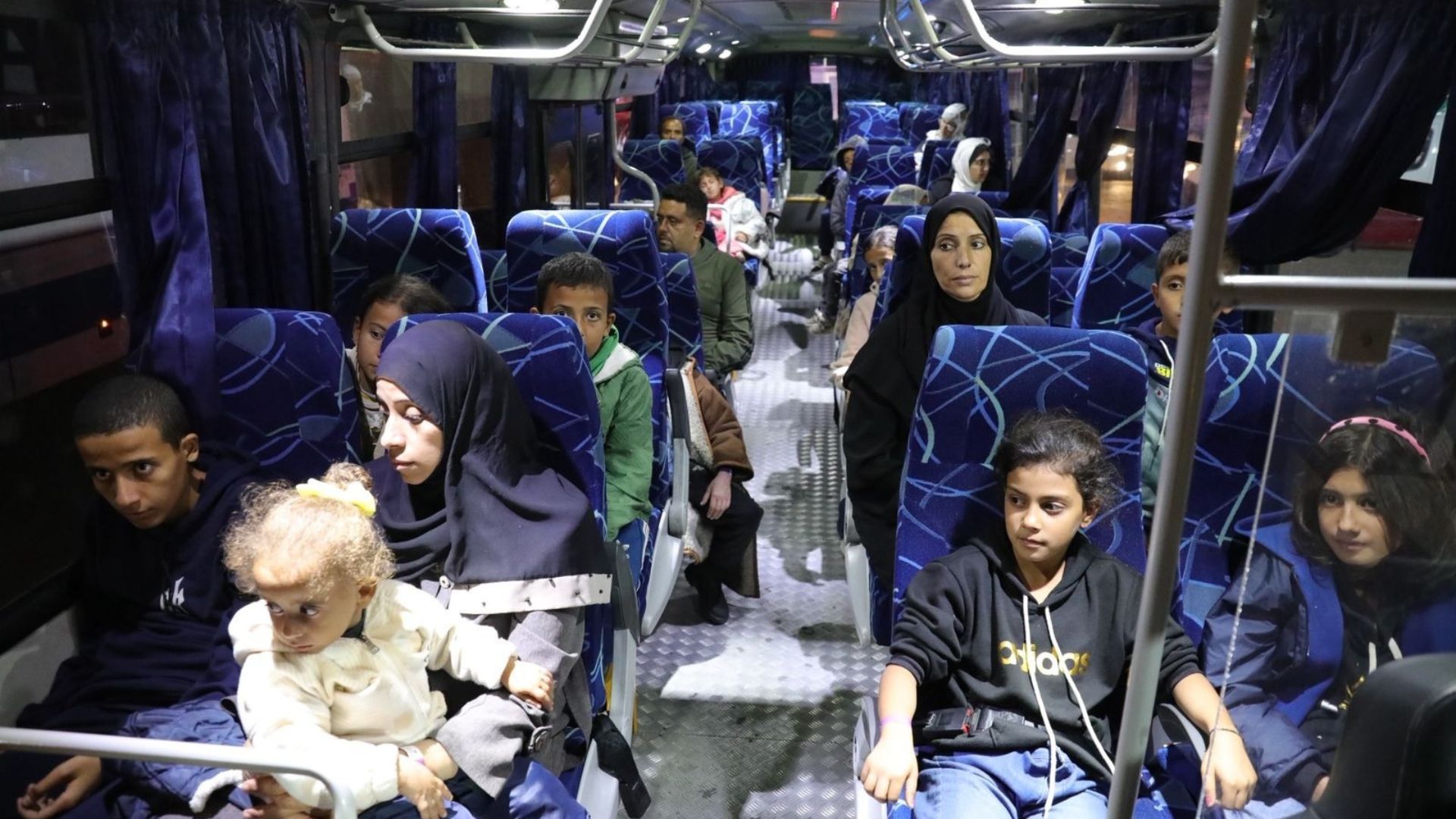 القوات المسلحة تُجلي الدفعة الـ17 من أطفال غزة المرضى للعلاج في المملكة