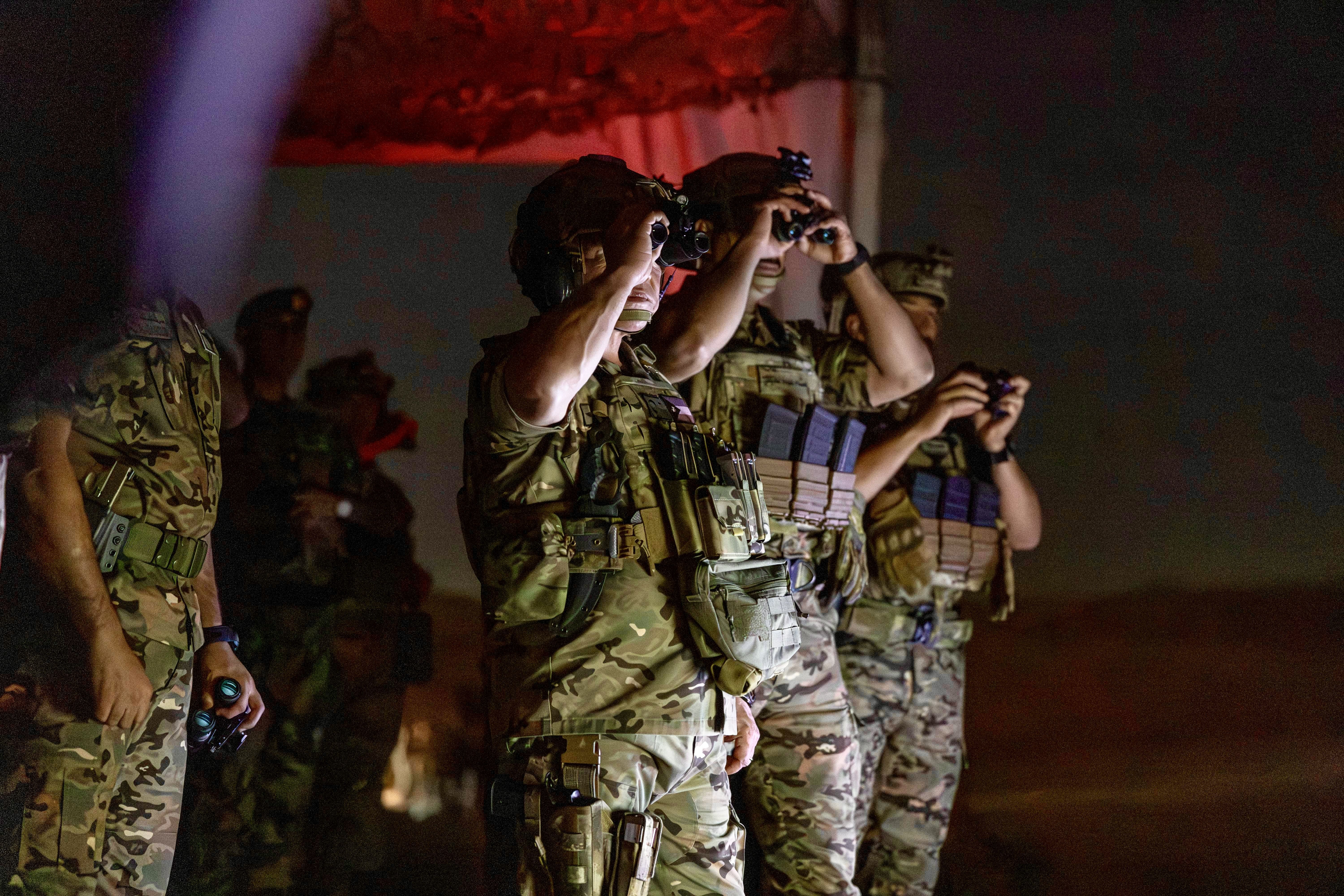  الملك يتابع تمرين أسود الهواشم بمشاركة ولي العهد