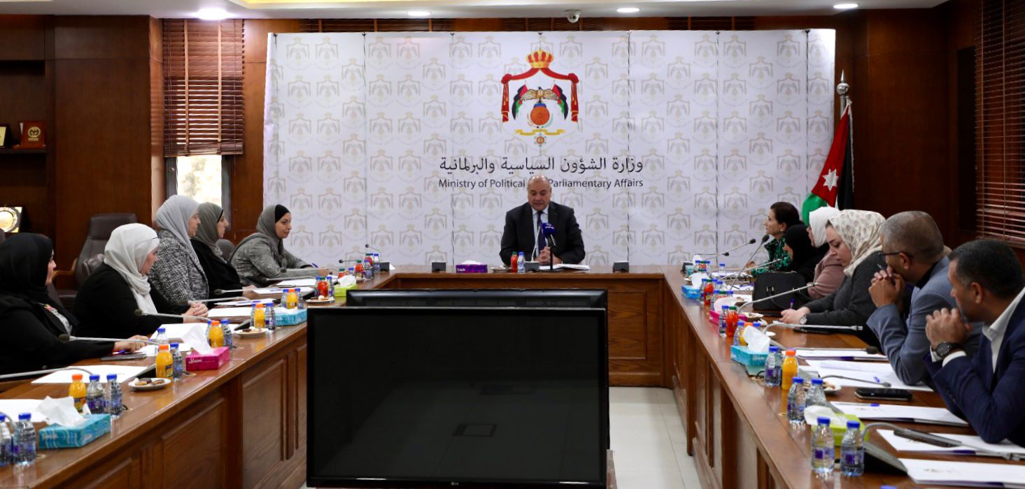 وزير الشؤون السياسية يلتقي وفدا من الاتحاد النسائي