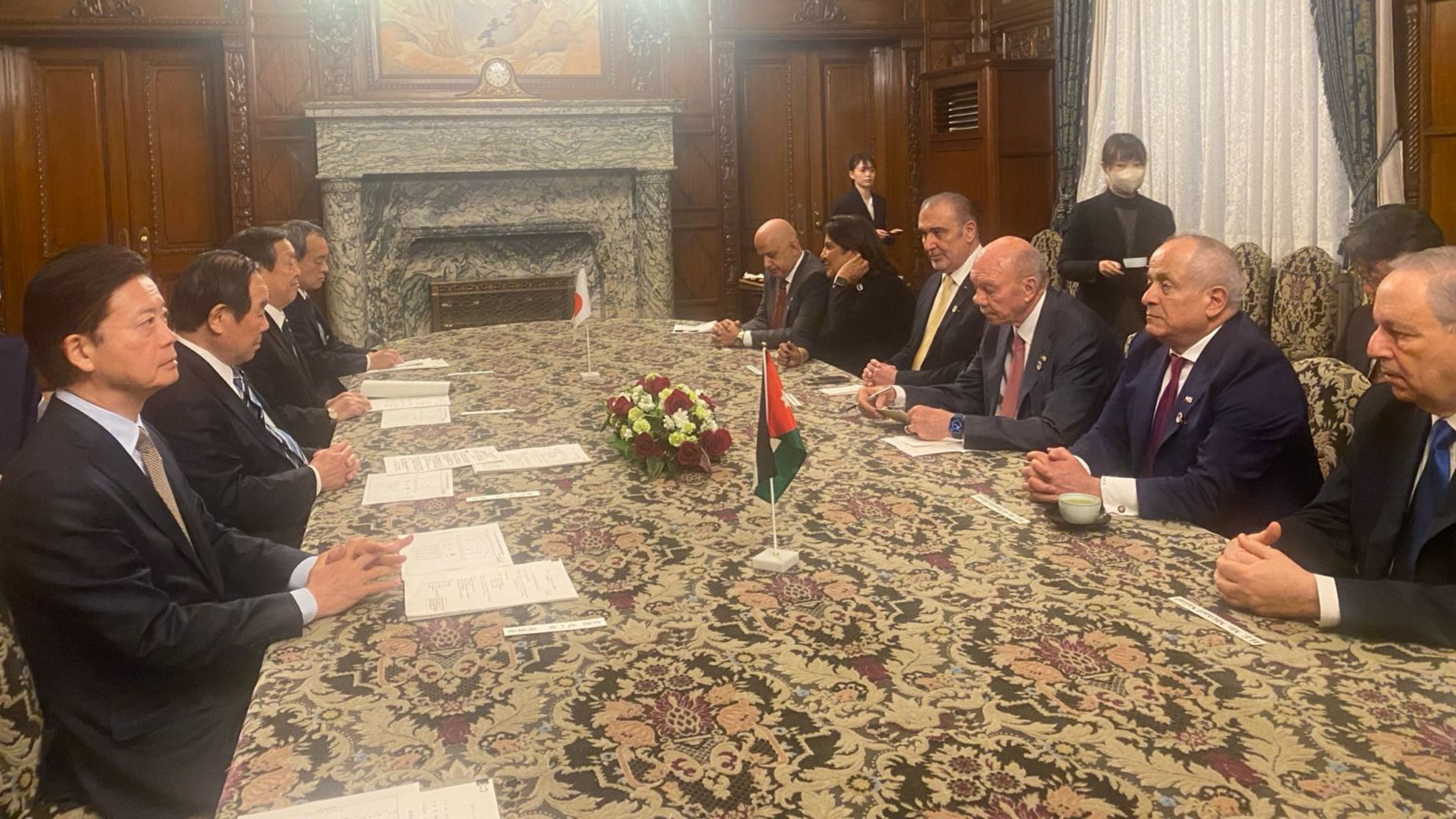 الفايز يُجري مباحثات مع رئيس مجلس النواب الياباني في طوكيو 