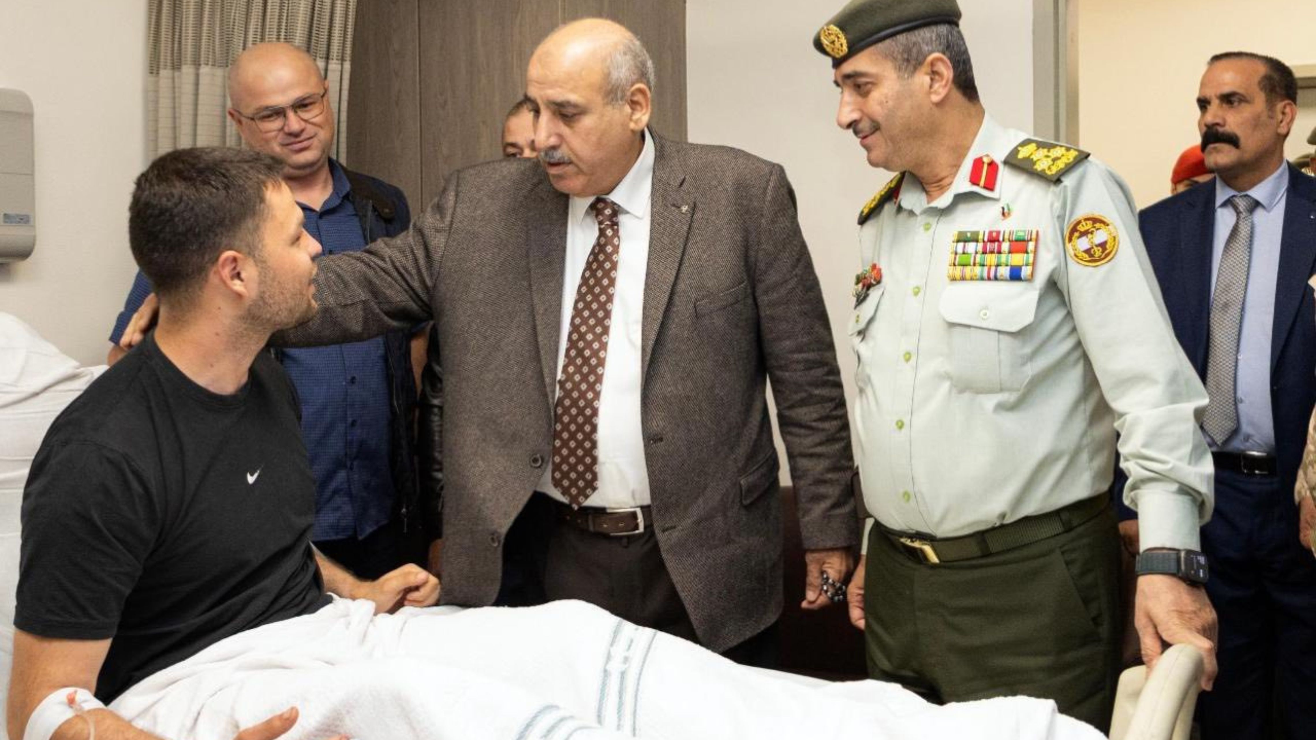 القاضي يزور مصابي المداهمة الأمنية في الرمثا