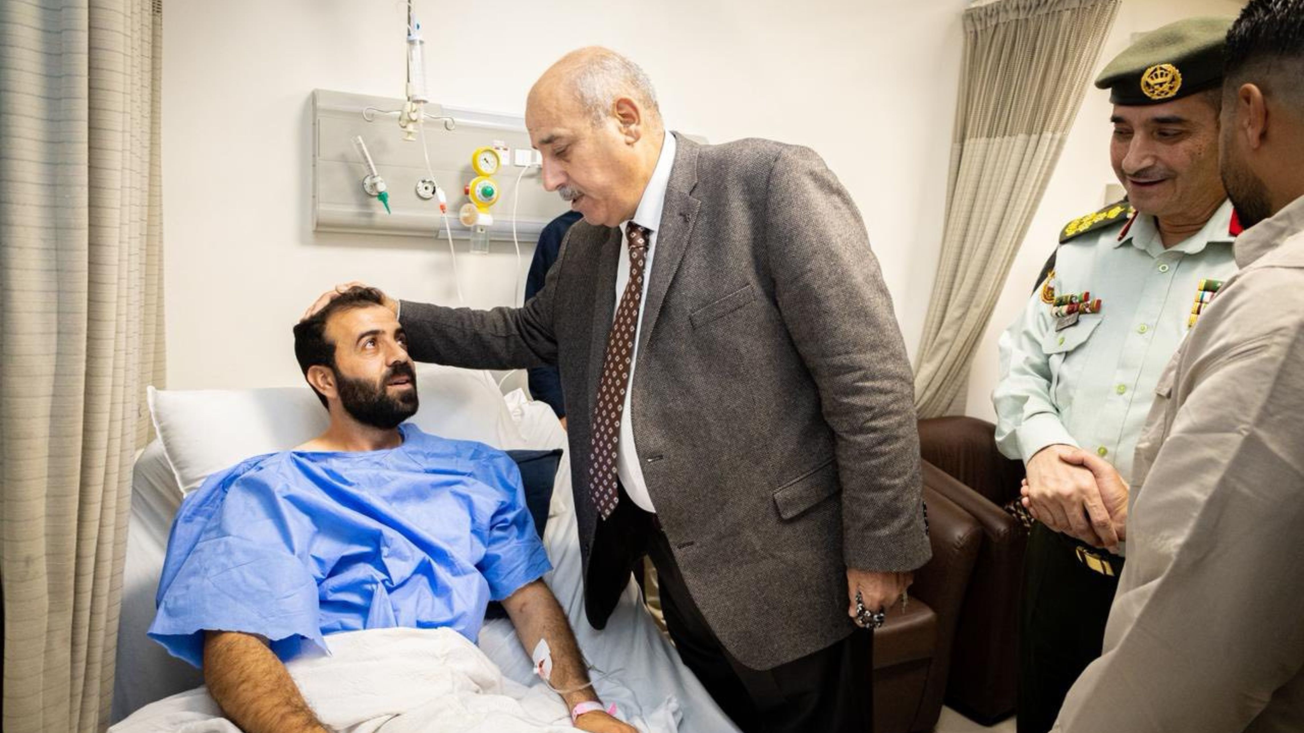 القاضي يزور مصابي المداهمة الأمنية في الرمثا