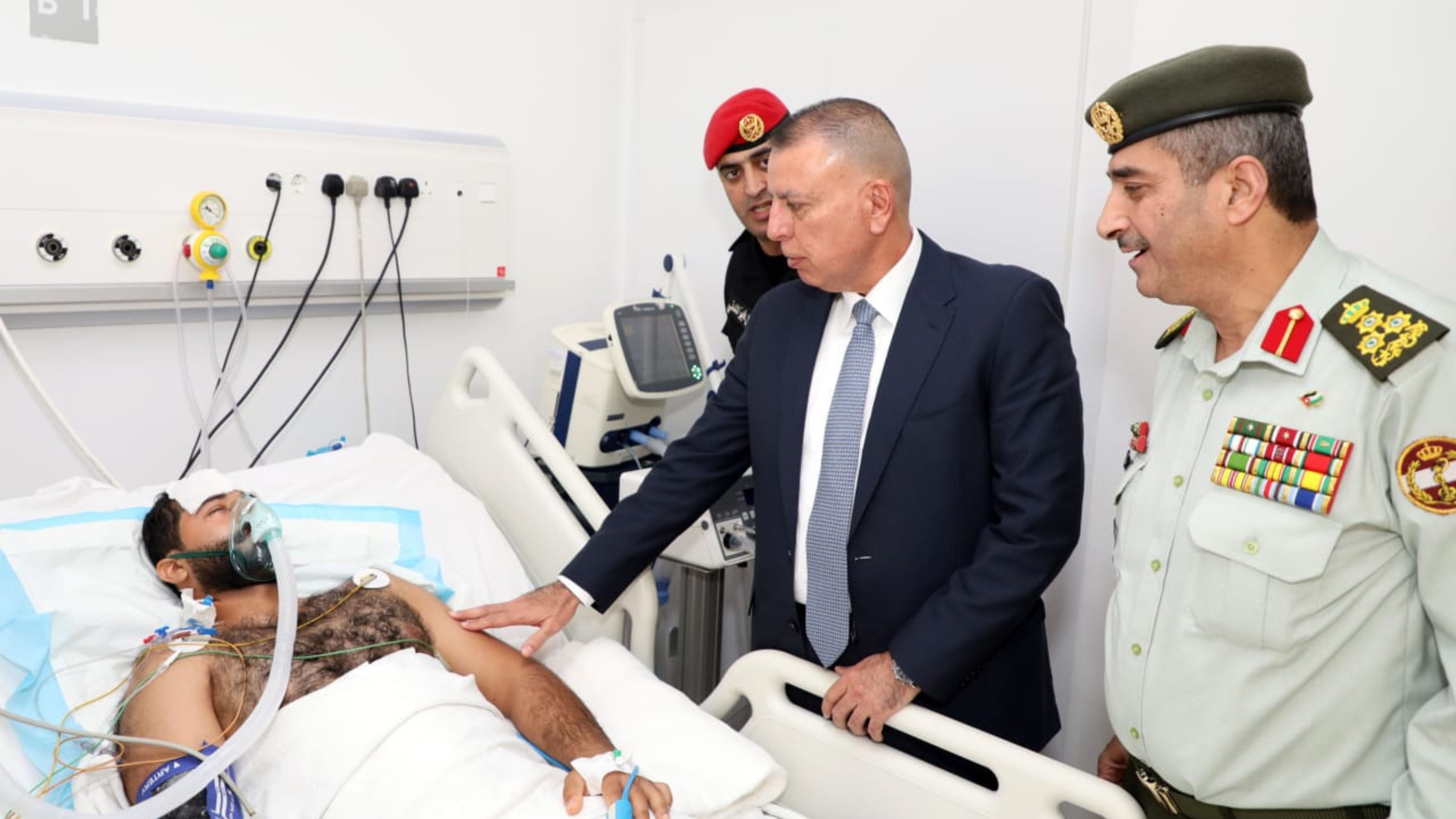 وزير الداخلية يزور مصابي المداهمة الأمنية في الرمثا