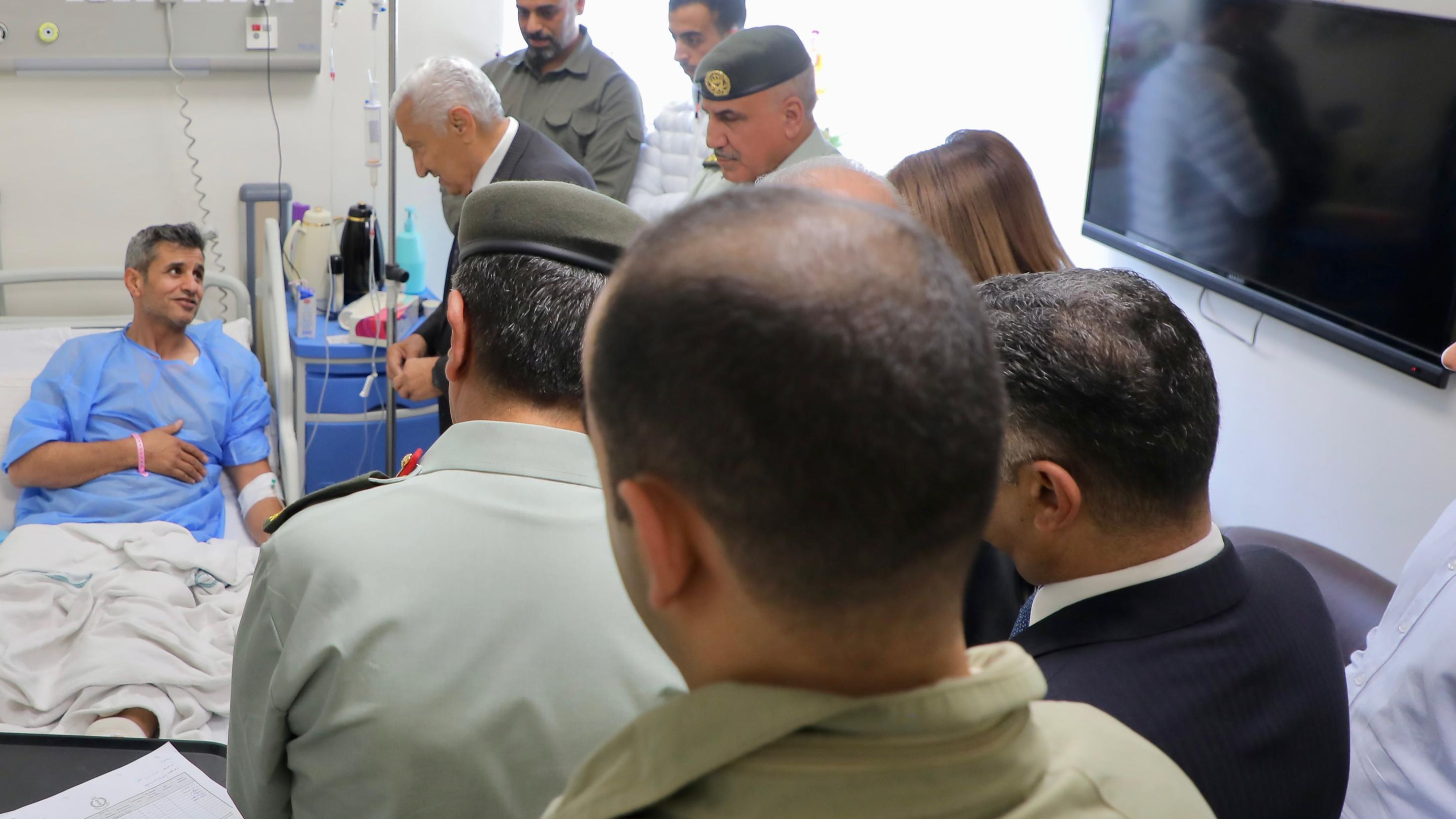 رئيس الأعيان بالإنابة وأعضاء المكتب الدائم يعودون مصابي المداهمة الأمنية في الرمثا