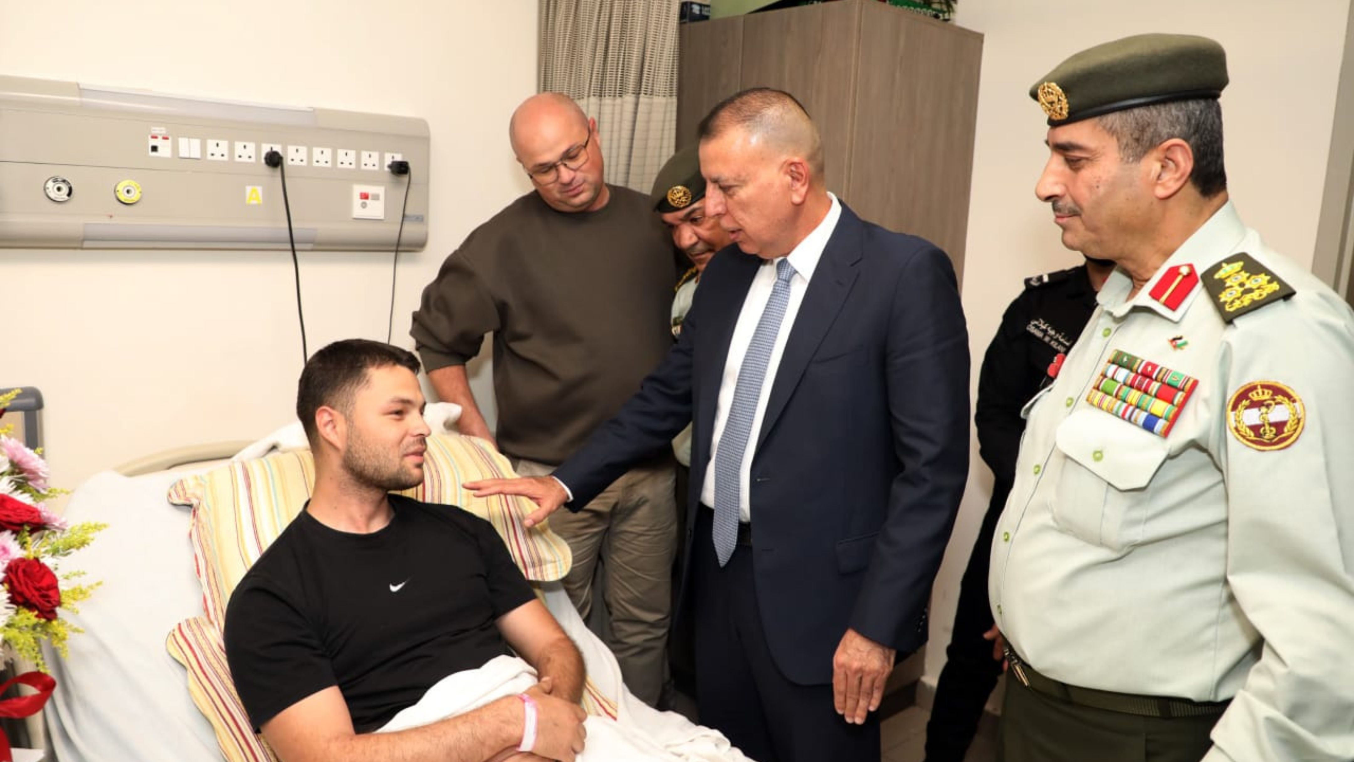 وزير الداخلية يزور مصابي المداهمة الأمنية في الرمثا