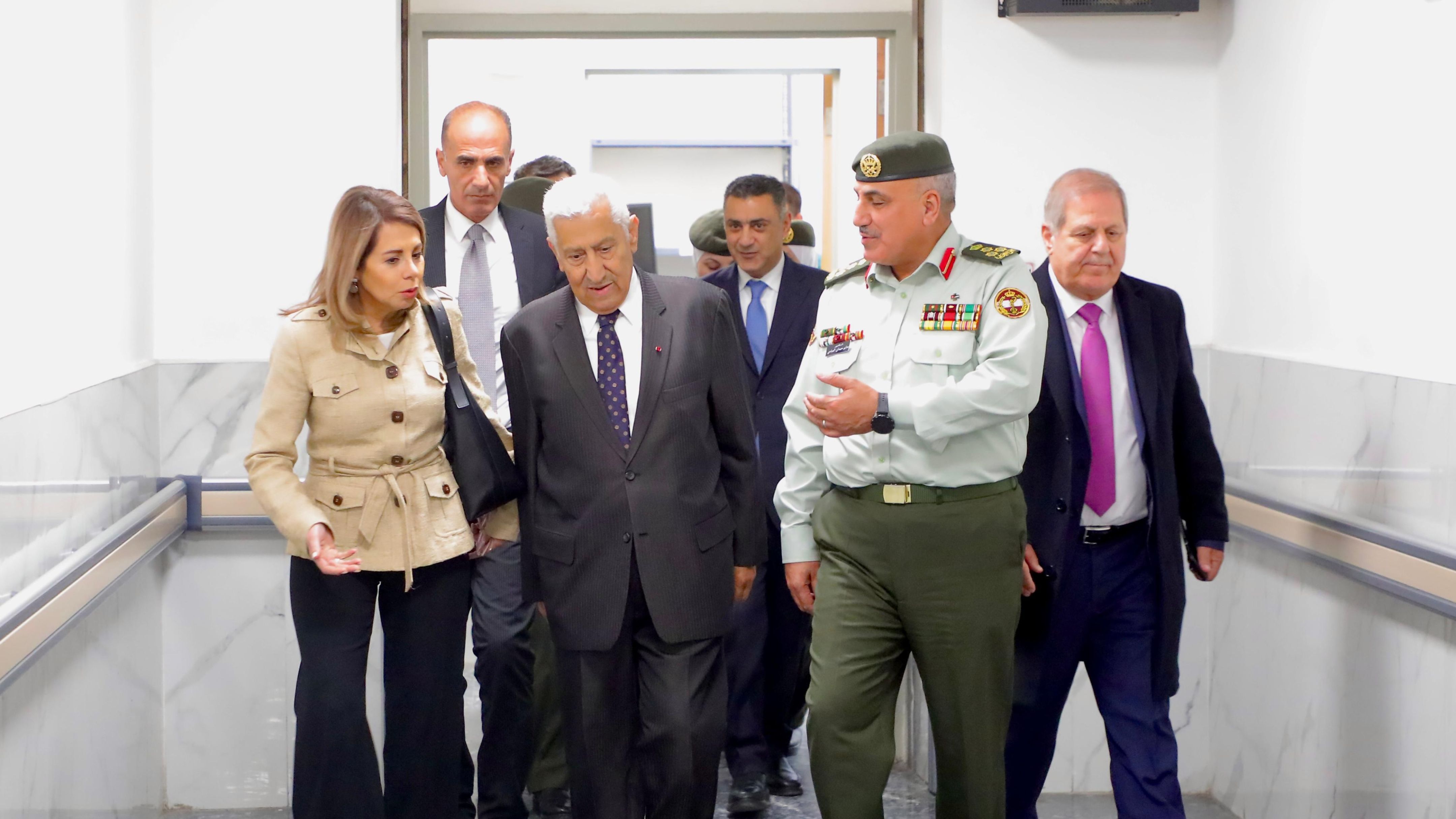 رئيس الأعيان بالإنابة وأعضاء المكتب الدائم يعودون مصابي المداهمة الأمنية في الرمثا