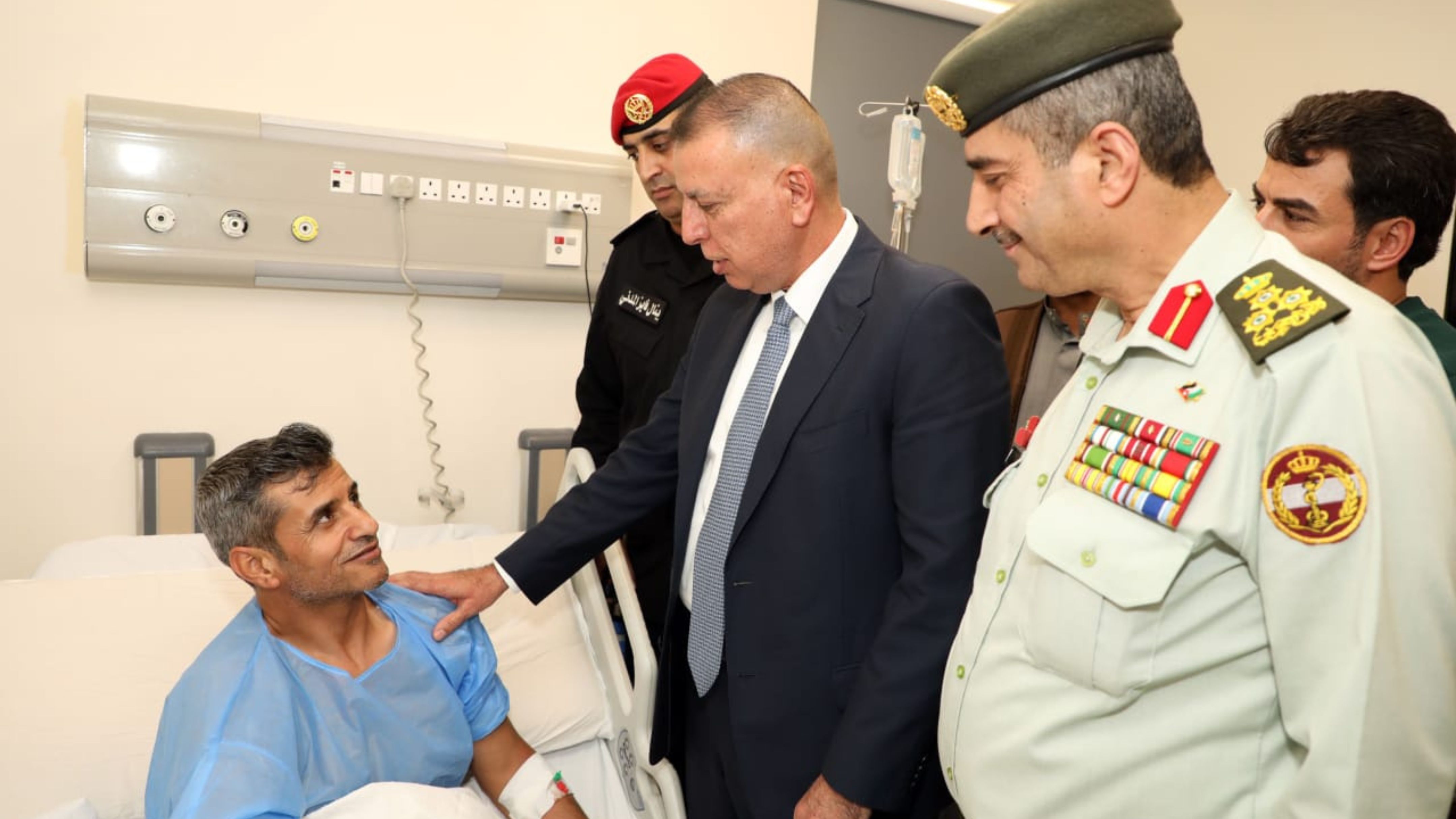 وزير الداخلية يزور مصابي المداهمة الأمنية في الرمثا