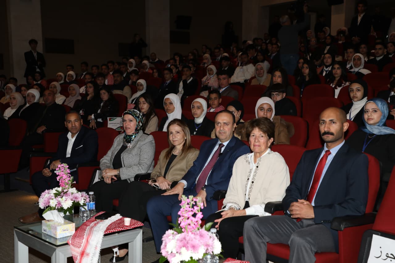 وزير الاتصال الحكومي يرعى افتتاح البرلمان الأردني النموذجي في مدرسة كينغز اكاديمي