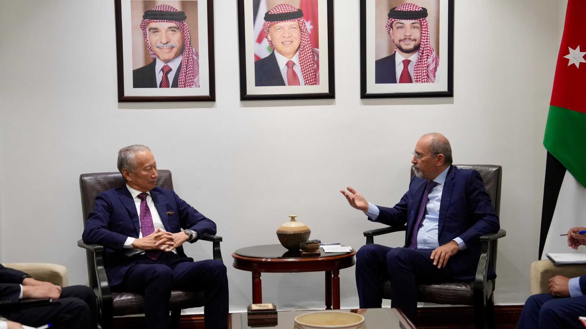 وزير الخارجية يلتقي المساعد الخاص لوزير الخارجية الياباني