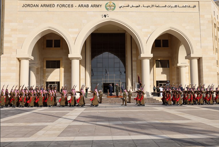 اللواء الحنيطي يستقبل رئيس أركان قوات الدفاع الذاتية اليابانية