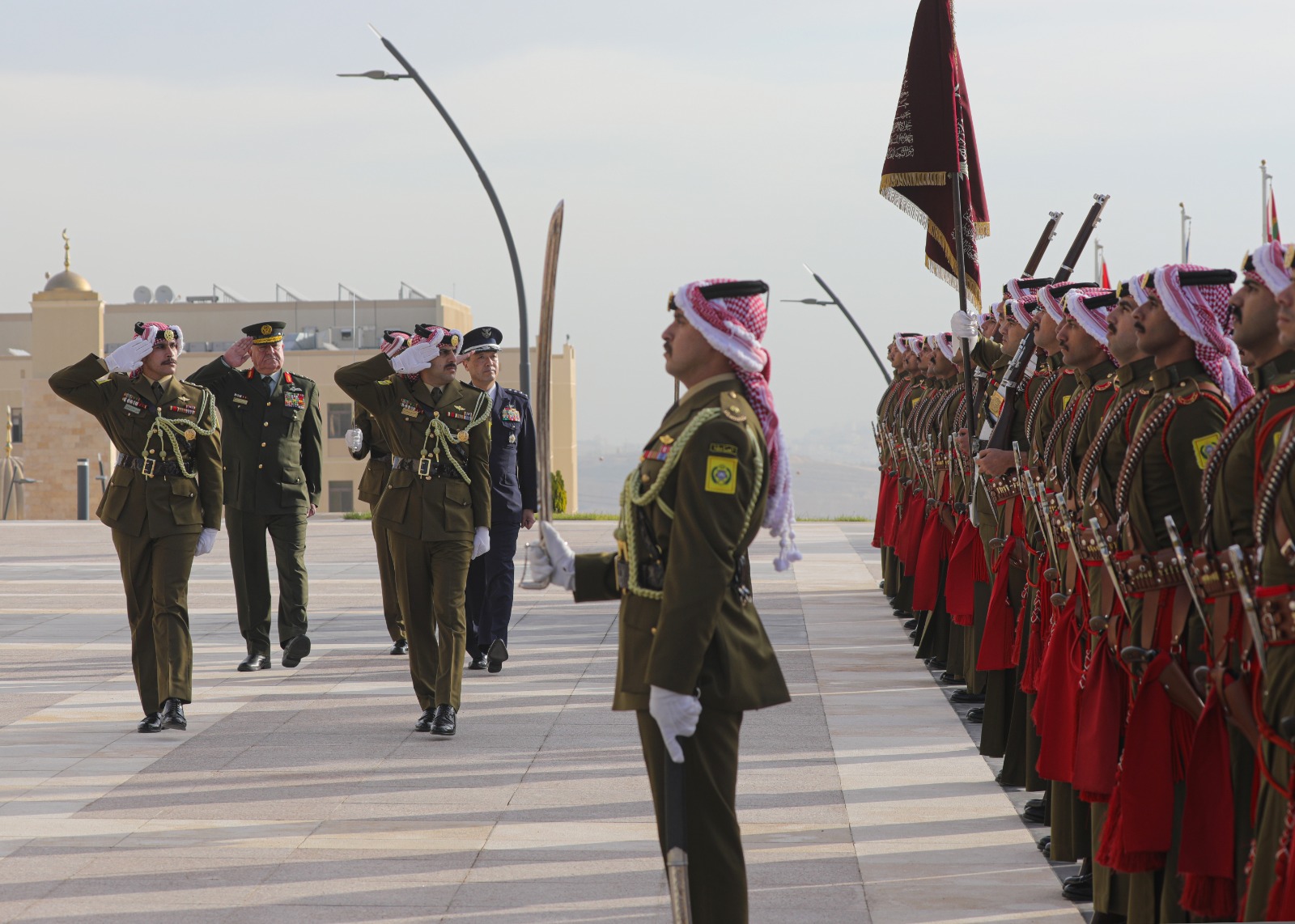 اللواء الحنيطي يستقبل رئيس أركان قوات الدفاع الذاتية اليابانية