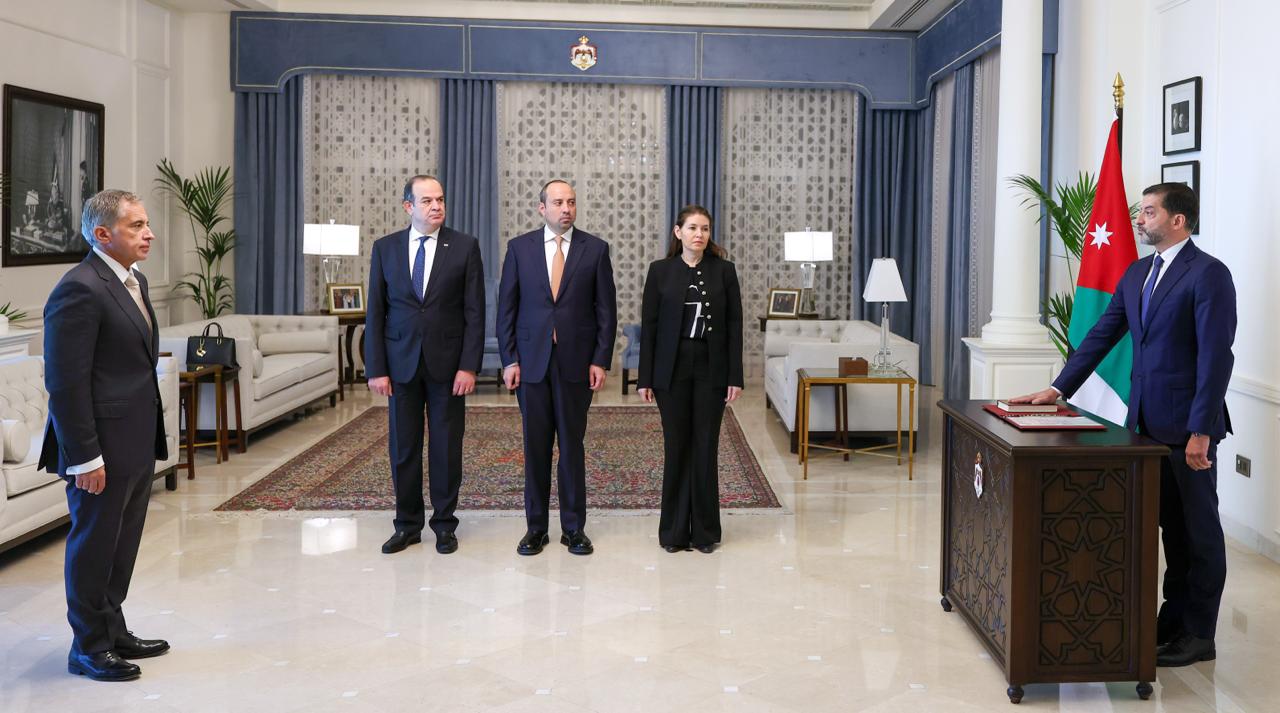 عضو مجلس مفوضي هيئة تنظيم قطاع الاتصالات يؤدِّي القسم القانوني