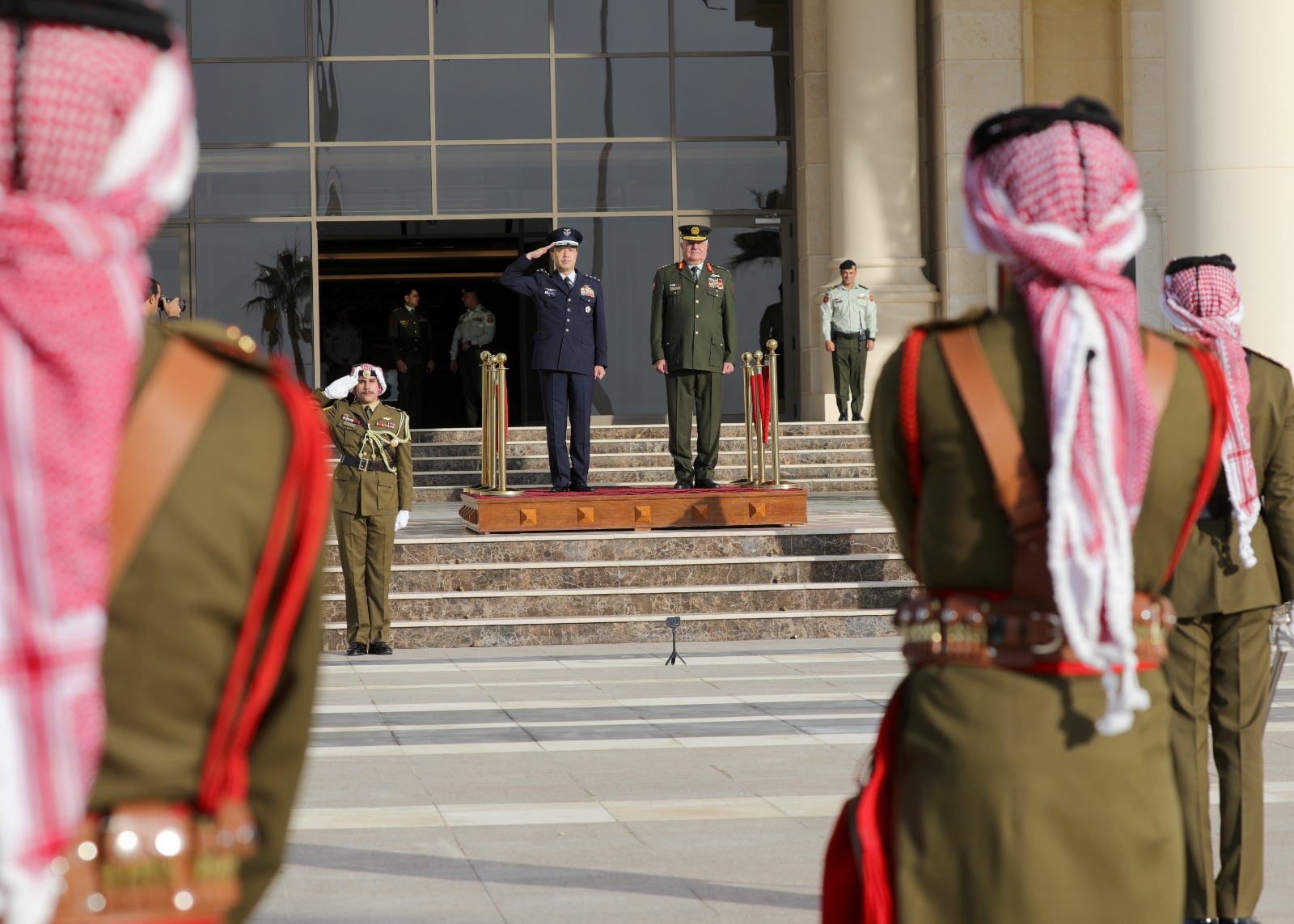 اللواء الحنيطي يستقبل رئيس أركان قوات الدفاع الذاتية اليابانية