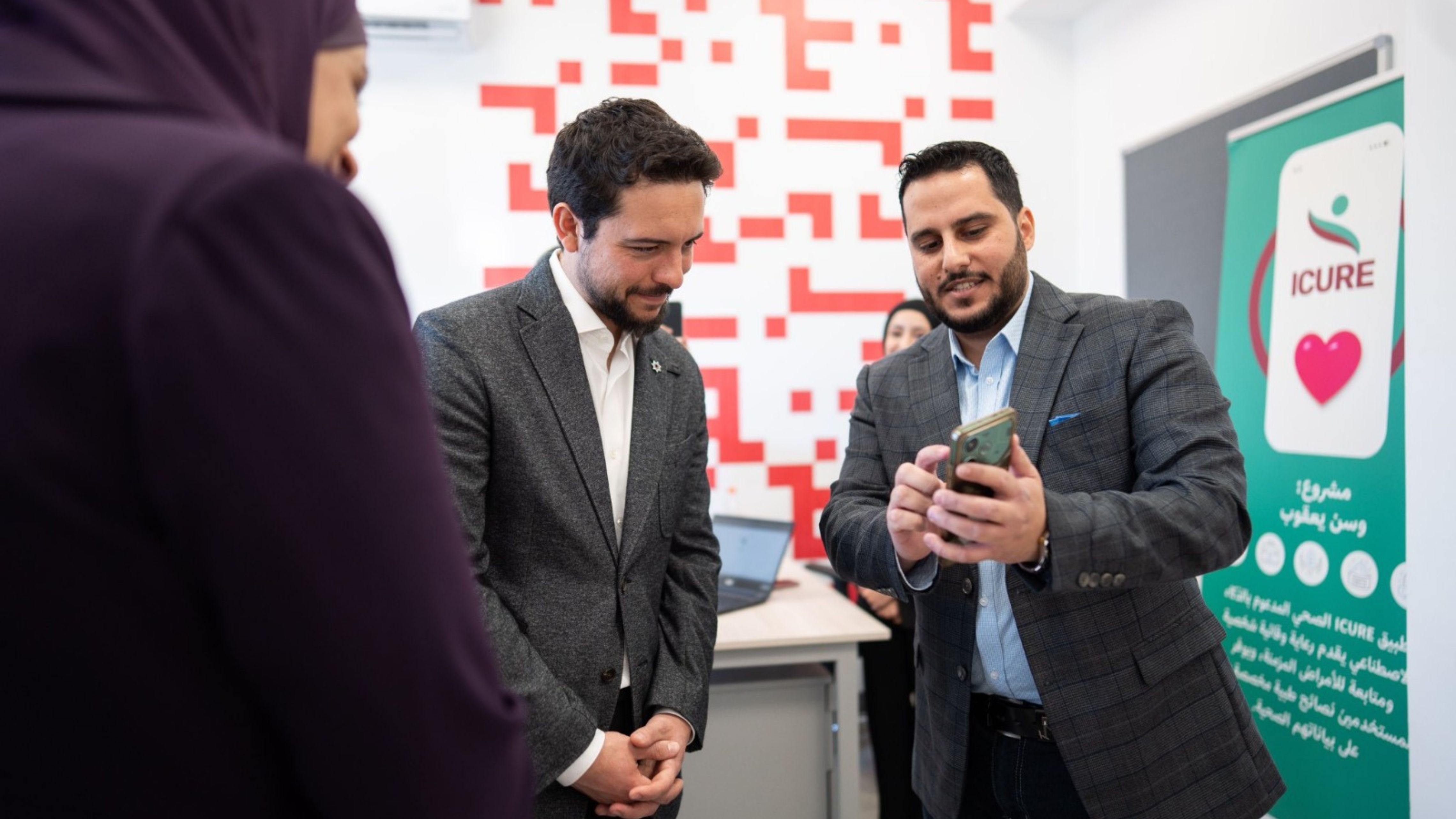 ولي العهد يفتتح حاضنة أعمال في كلية التدريب المهني المتقدم في إربد ويزور فرع الكلية بحكما