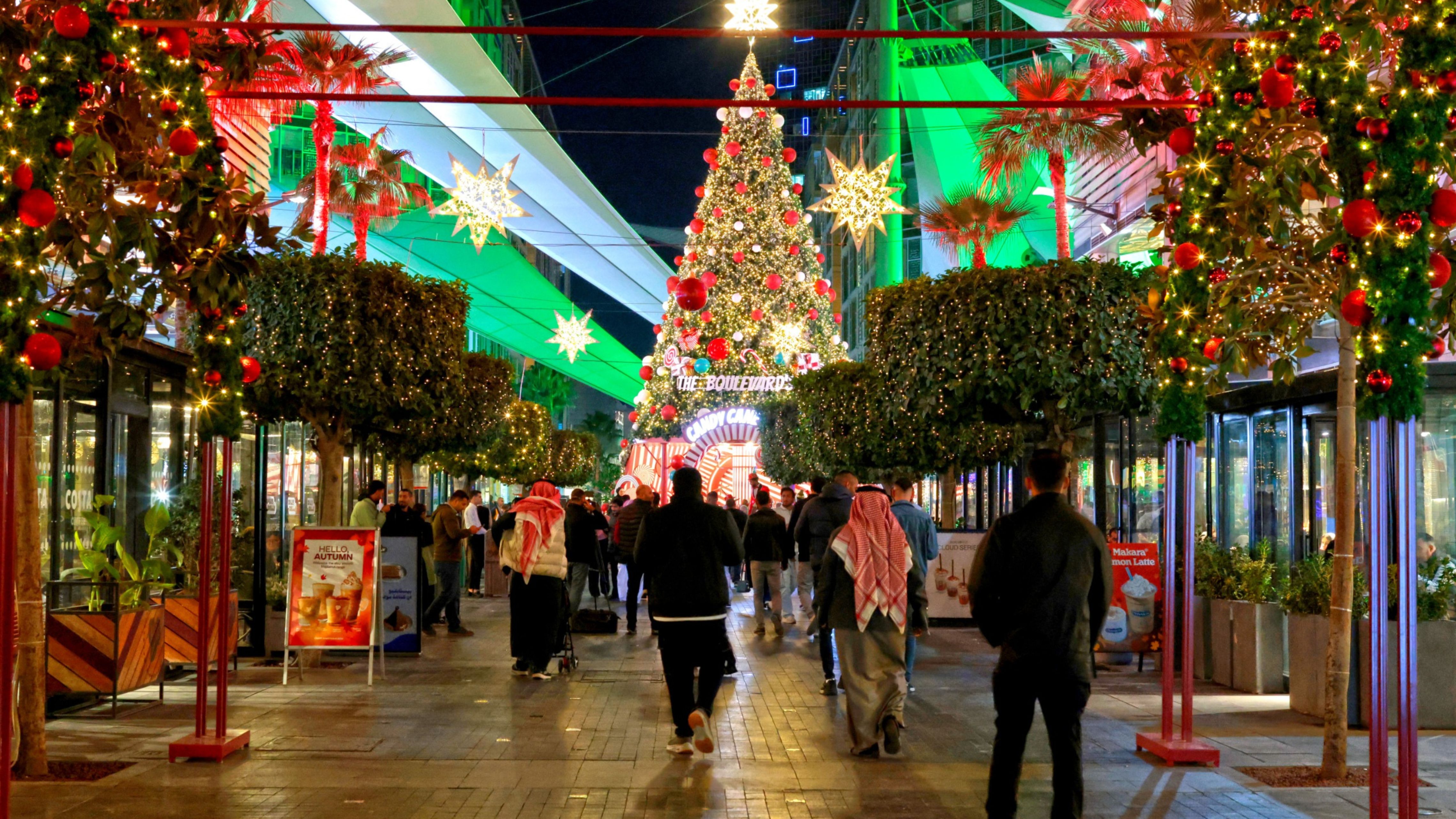 الأميرة ريم علي تضيء شجرة الميلاد بالبوليفارد