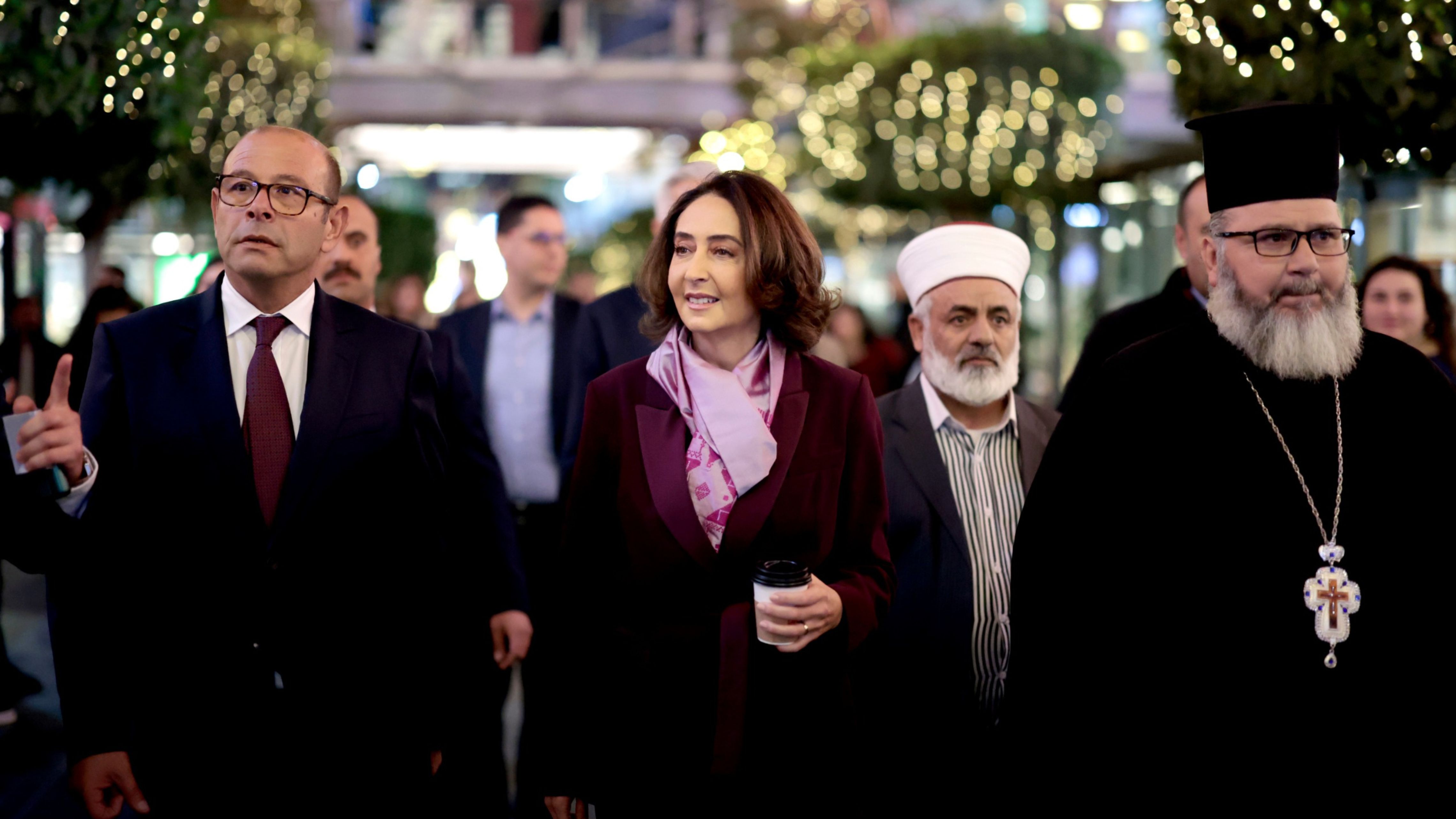 الأميرة ريم علي تضيء شجرة الميلاد بالبوليفارد