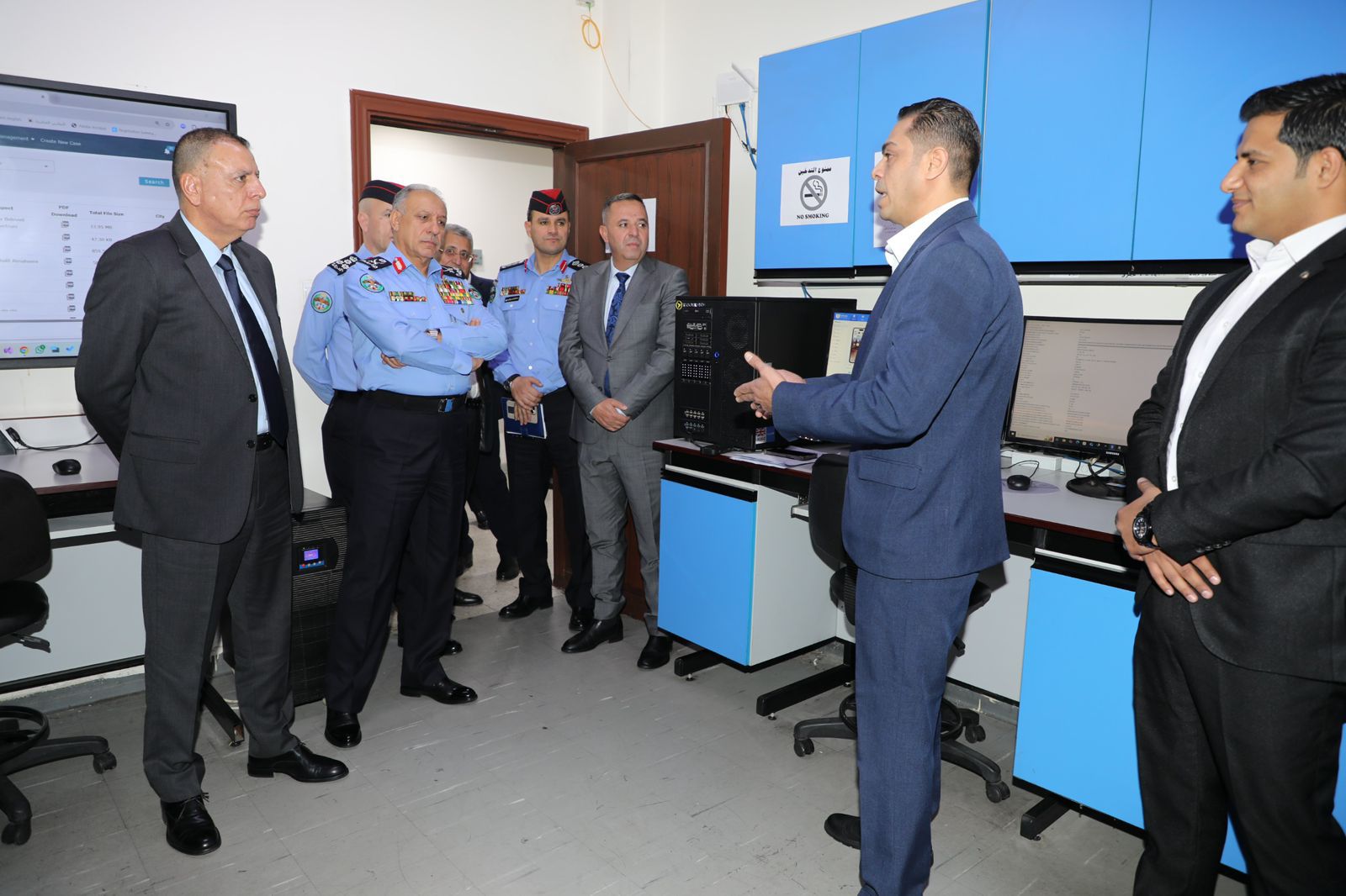 وزير الداخلية ومدير الأمن العام يزوران إدارة حماية الأسرة والأحداث