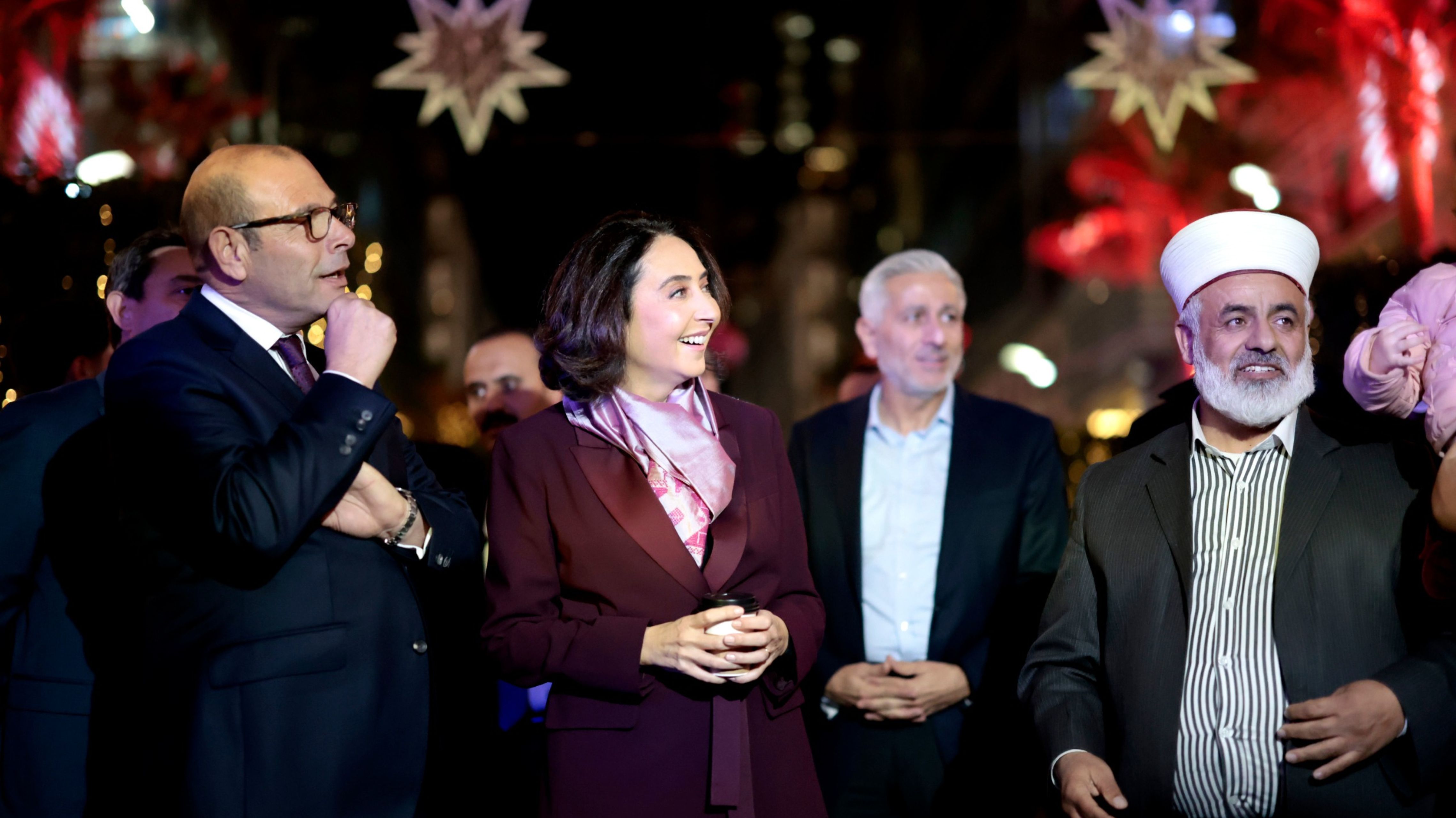 الأميرة ريم علي تضيء شجرة الميلاد بالبوليفارد