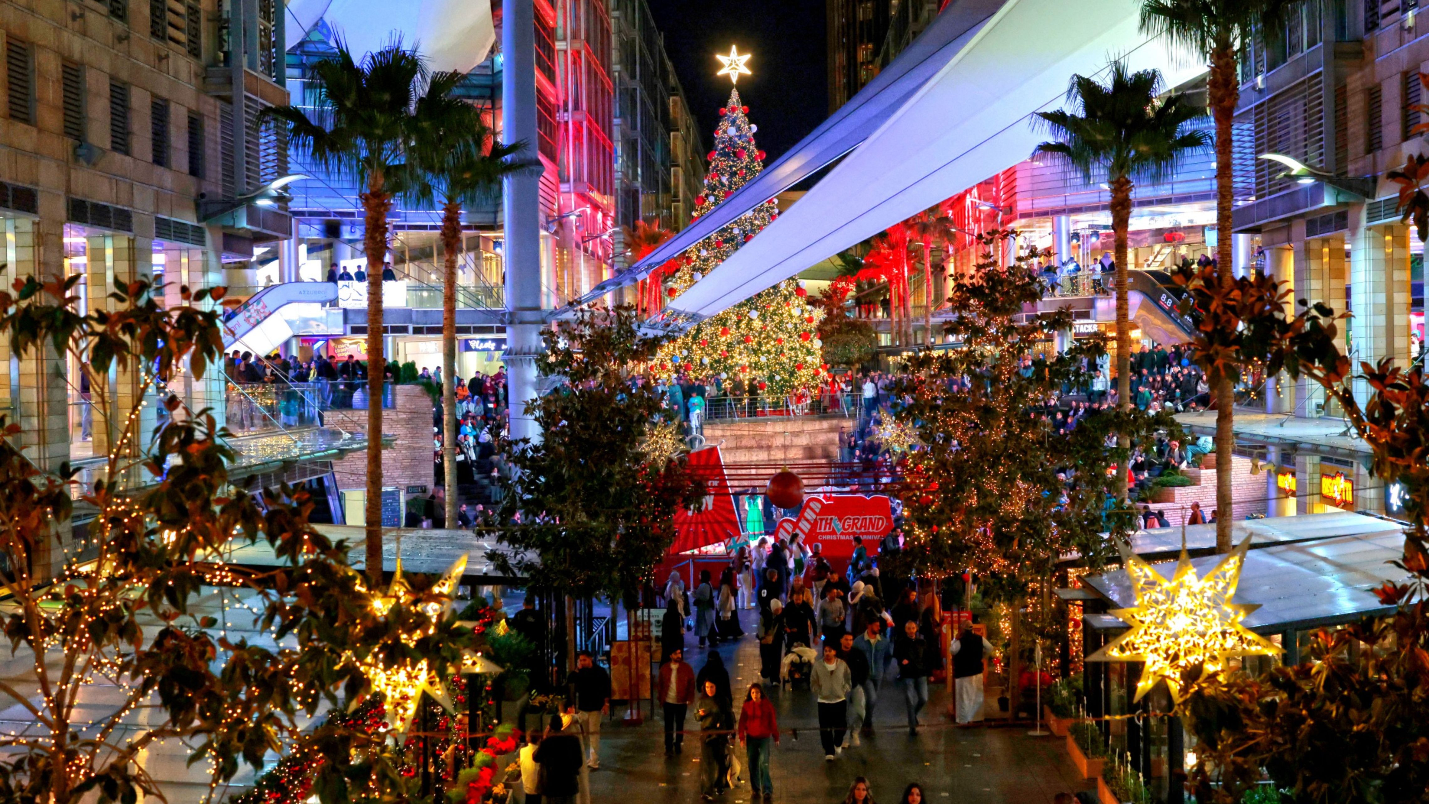 الأميرة ريم علي تضيء شجرة الميلاد بالبوليفارد