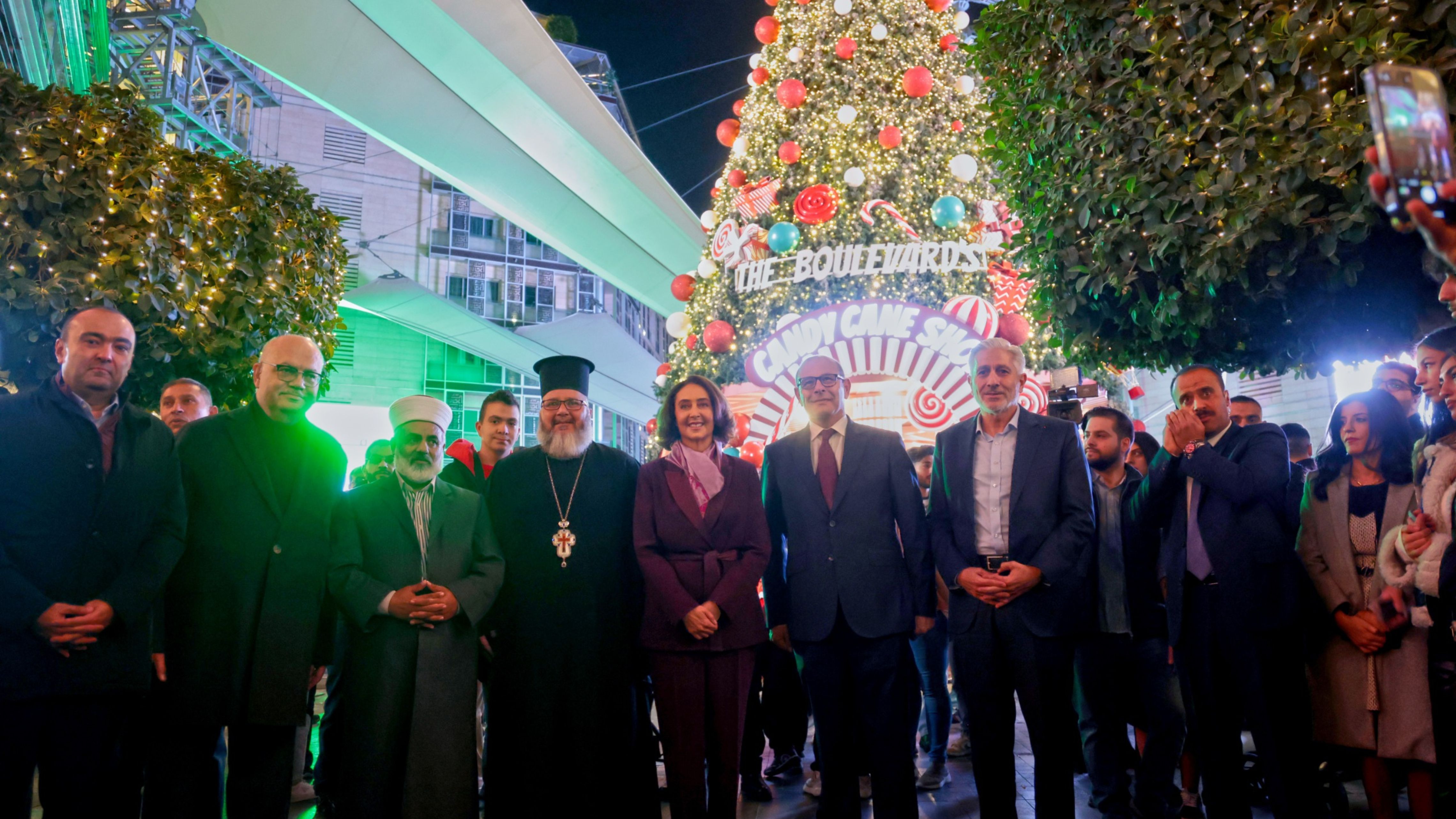 الأميرة ريم علي تضيء شجرة الميلاد بالبوليفارد