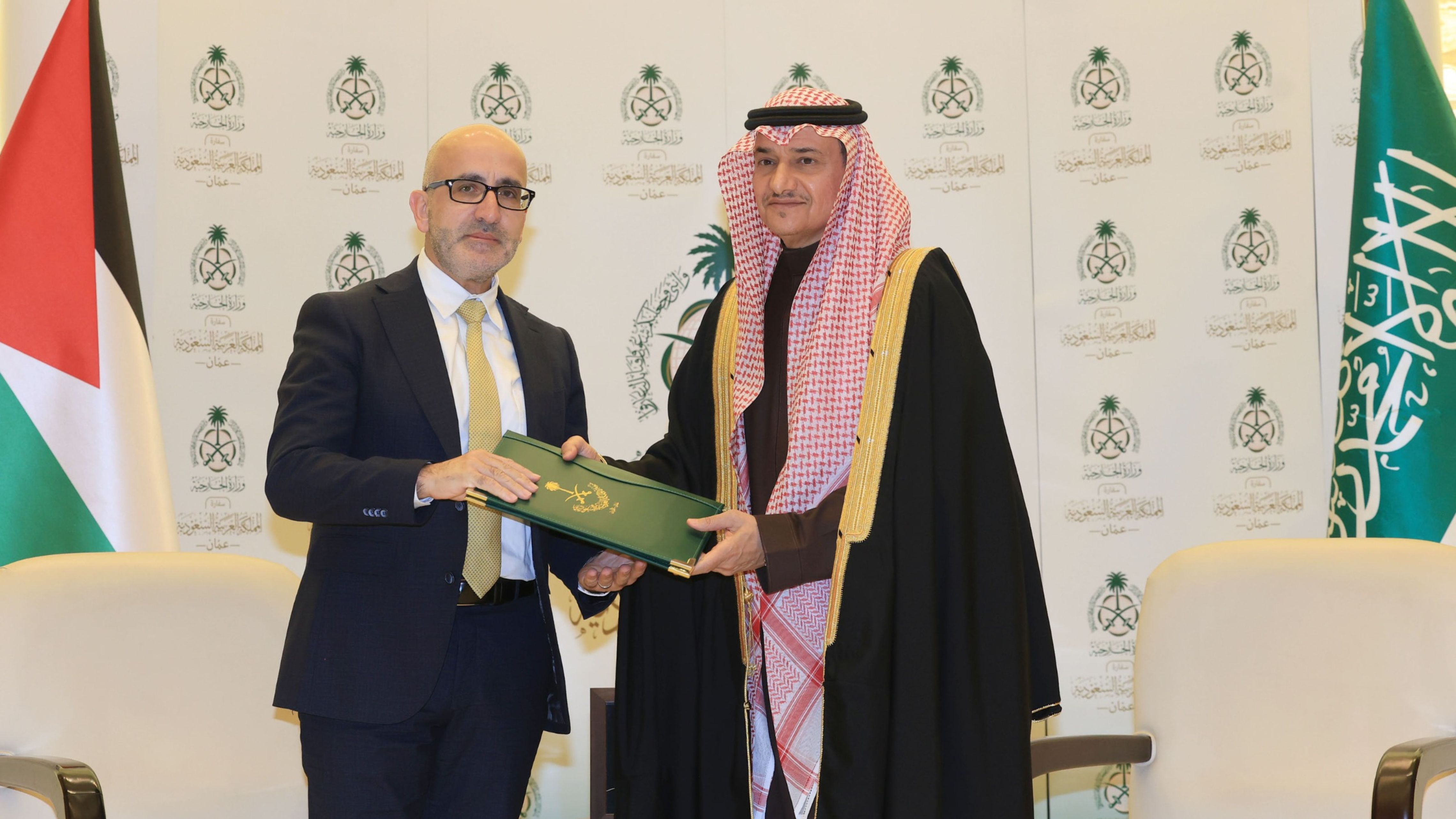 السفير السعودي يسلم الدعم المالي المقدم لدولة فلسطين