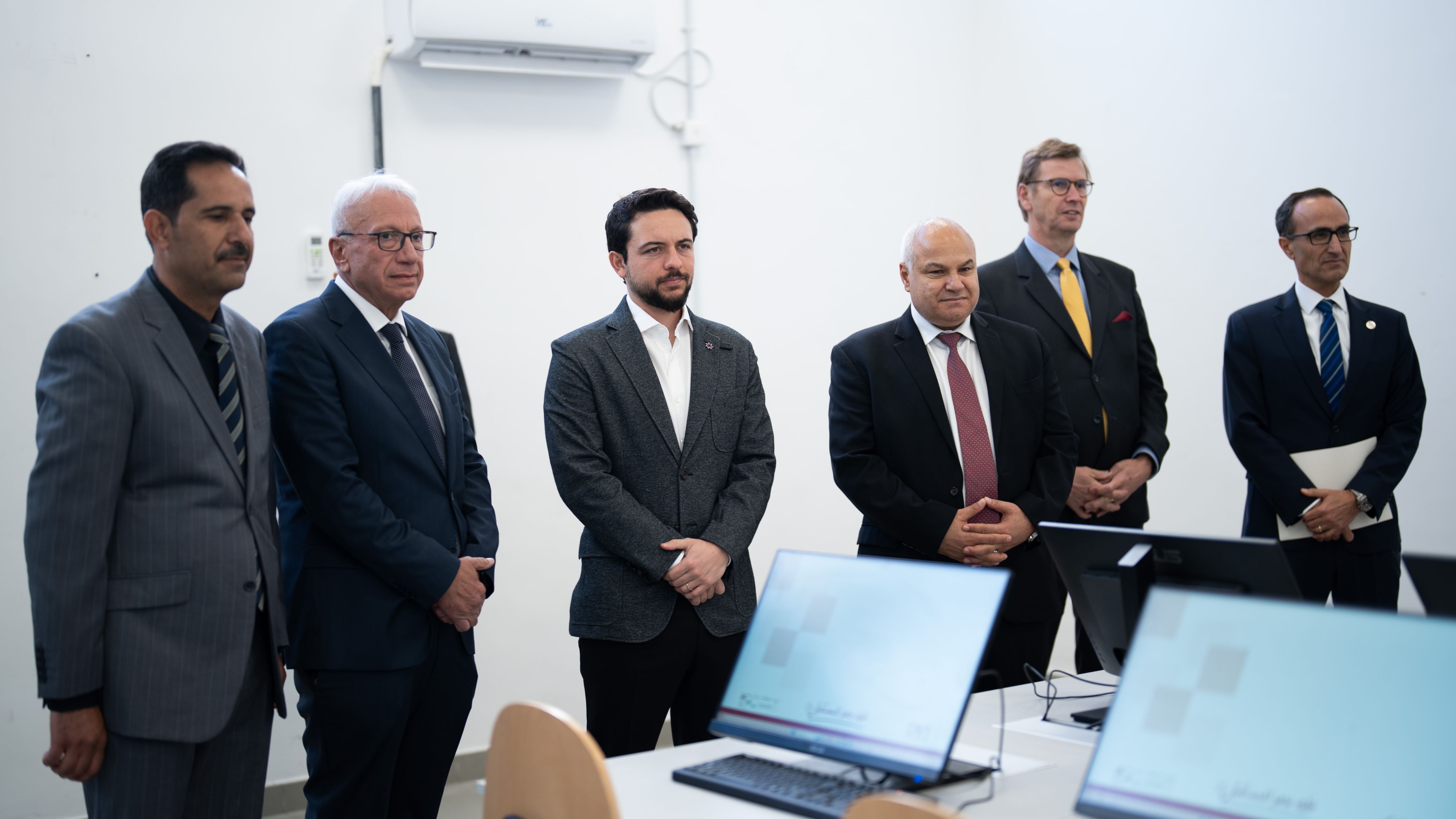 ولي العهد يفتتح حاضنة أعمال في كلية التدريب المهني المتقدم في إربد ويزور فرع الكلية بحكما