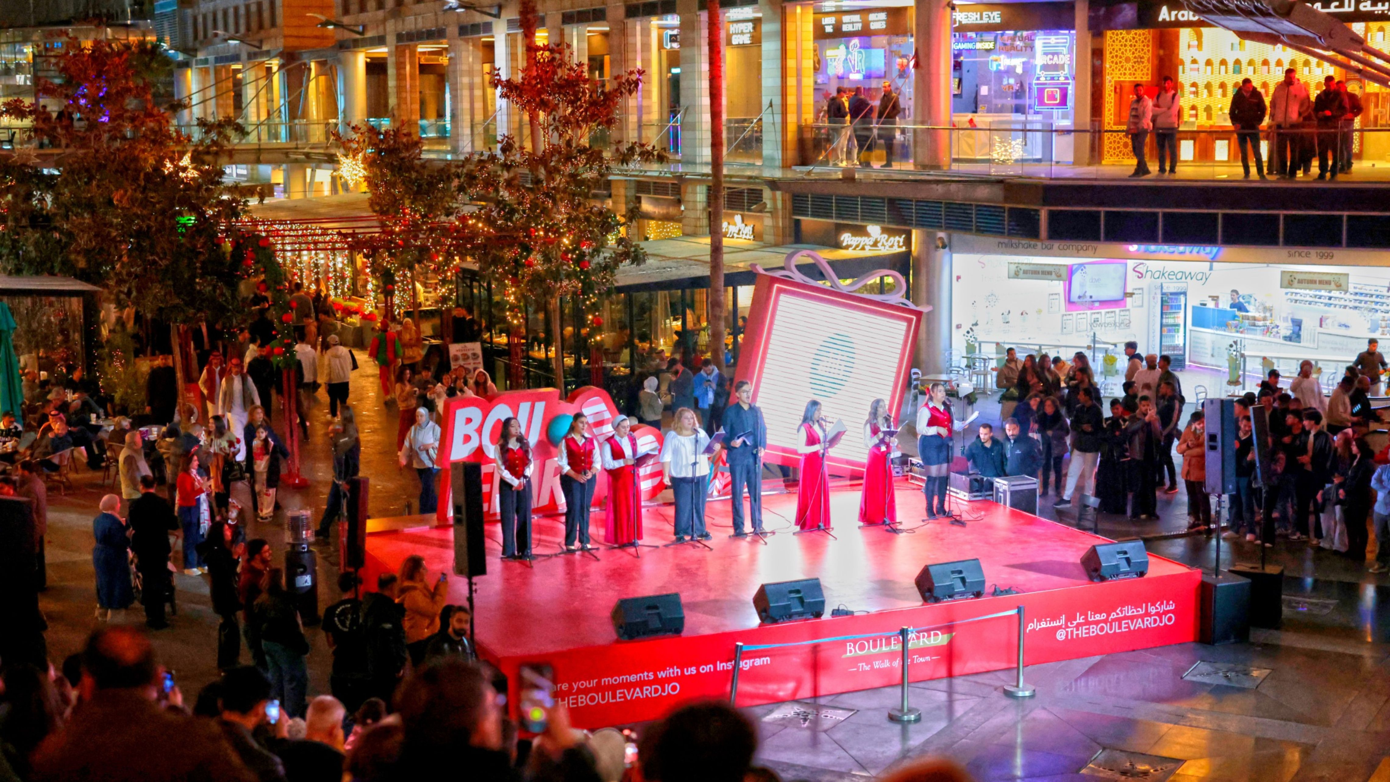 الأميرة ريم علي تضيء شجرة الميلاد بالبوليفارد