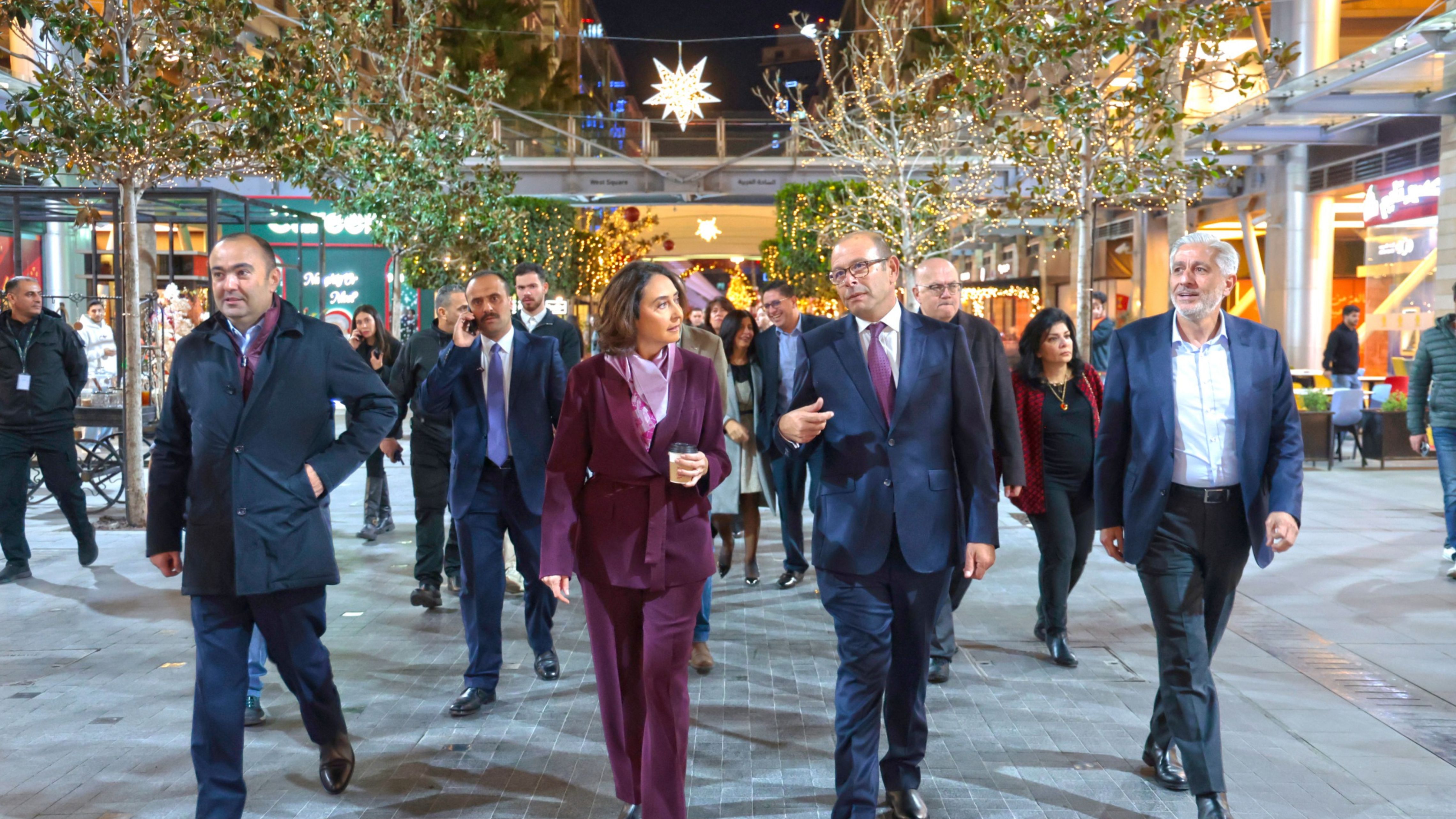 الأميرة ريم علي تضيء شجرة الميلاد بالبوليفارد