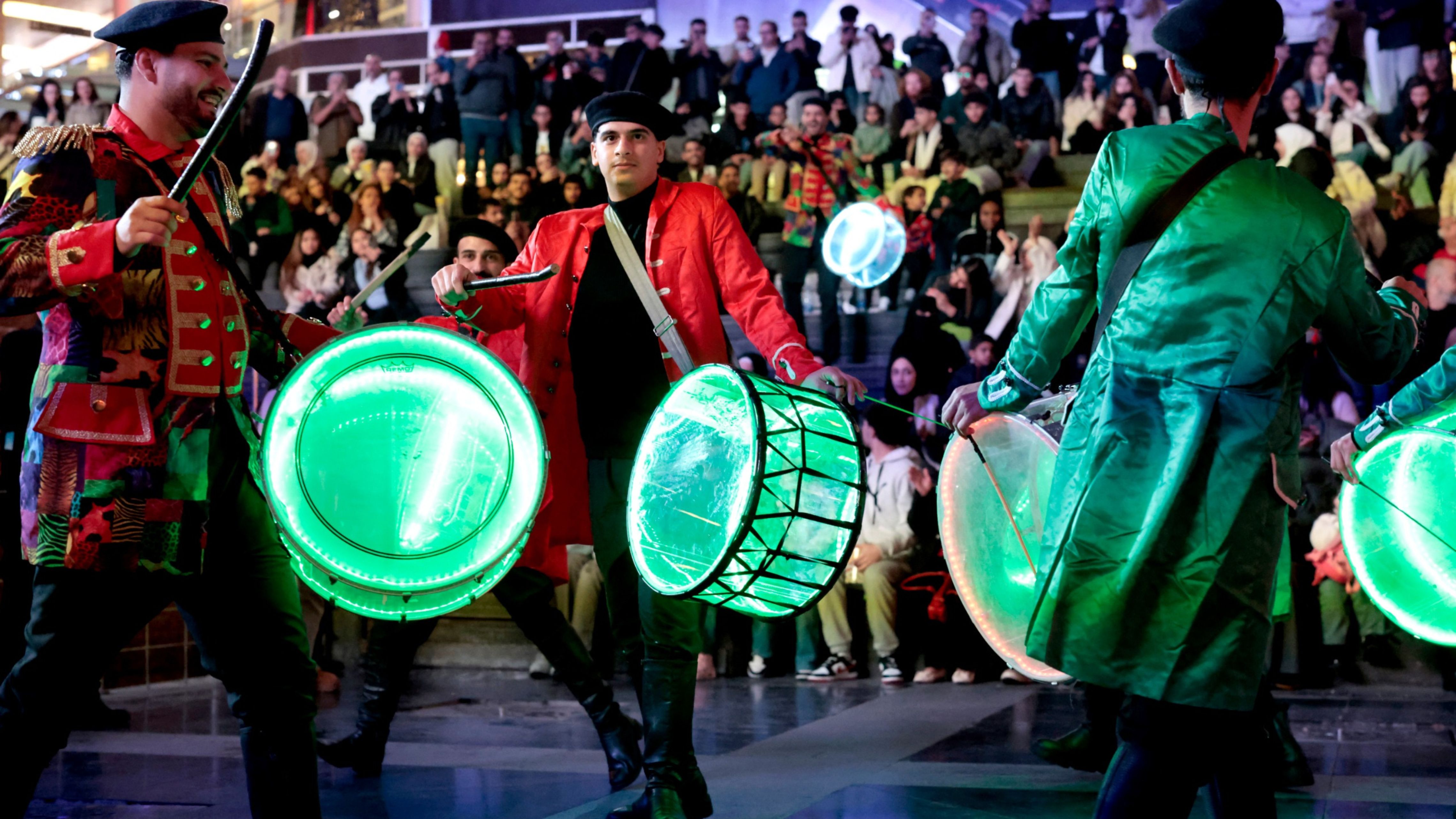 الأميرة ريم علي تضيء شجرة الميلاد بالبوليفارد