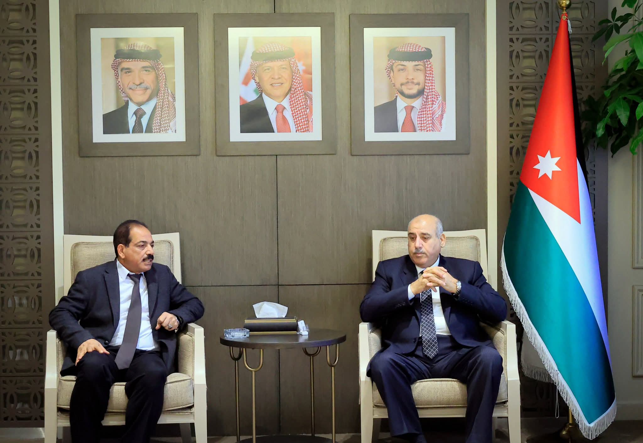 رئيس مجلس النواب يلتقي اللجنة القانونية النيابية