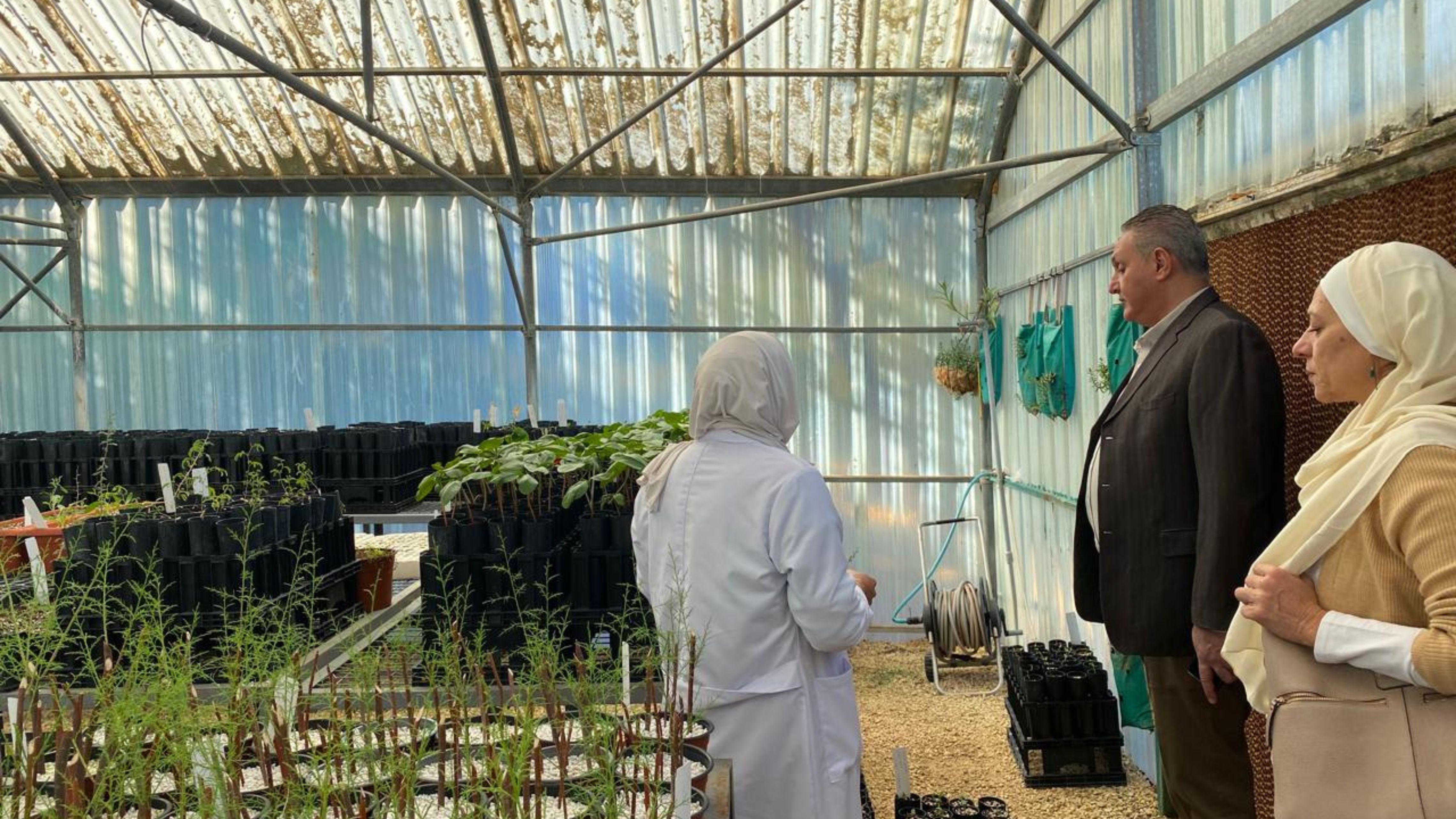 وزير البيئة يزور الحديقة النباتية الملكية ويبحث تعزيز التعاون في المشاريع البحثية والمبادرات الريادية
