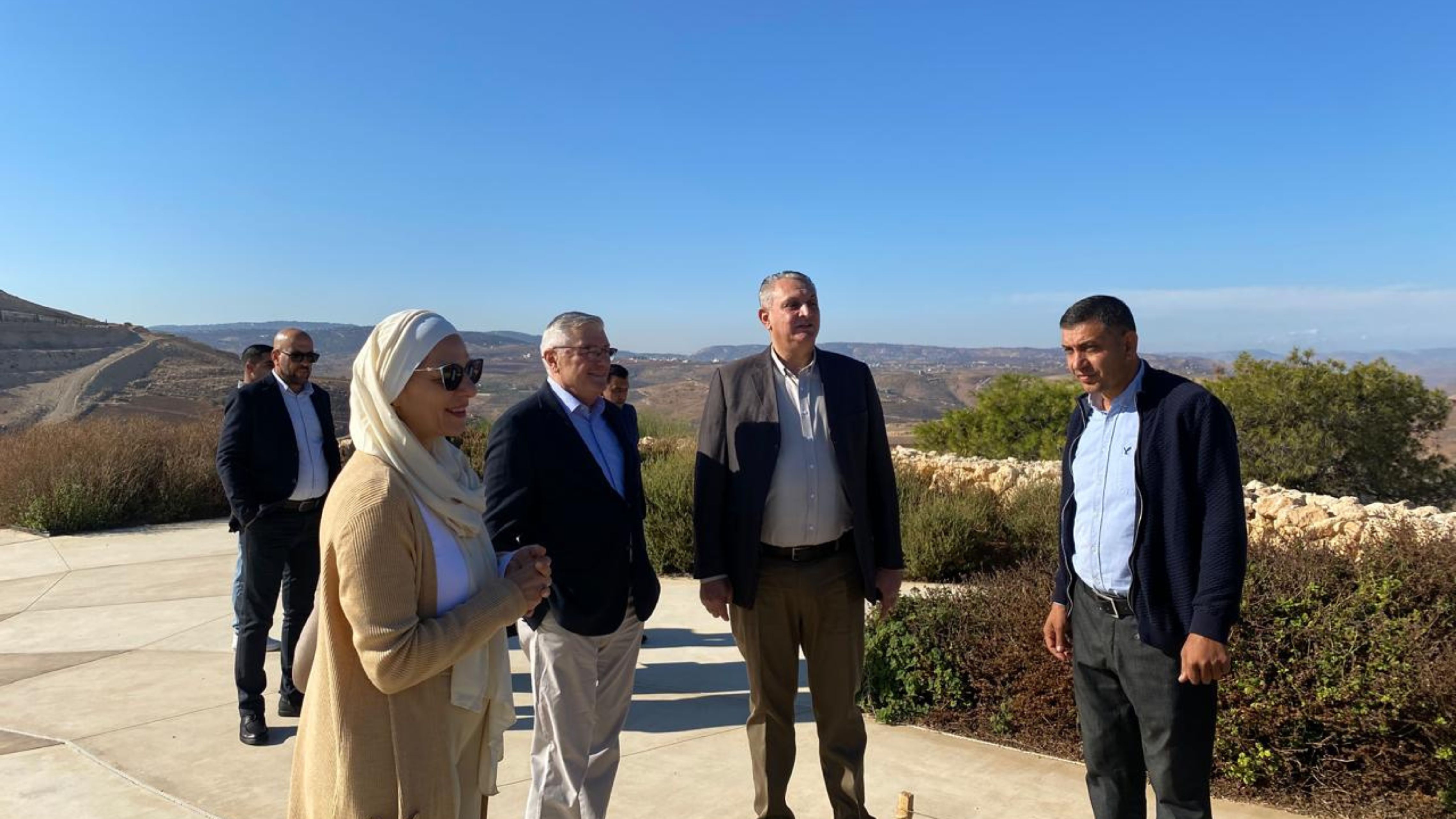 وزير البيئة يزور الحديقة النباتية الملكية ويبحث تعزيز التعاون في المشاريع البحثية والمبادرات الريادية