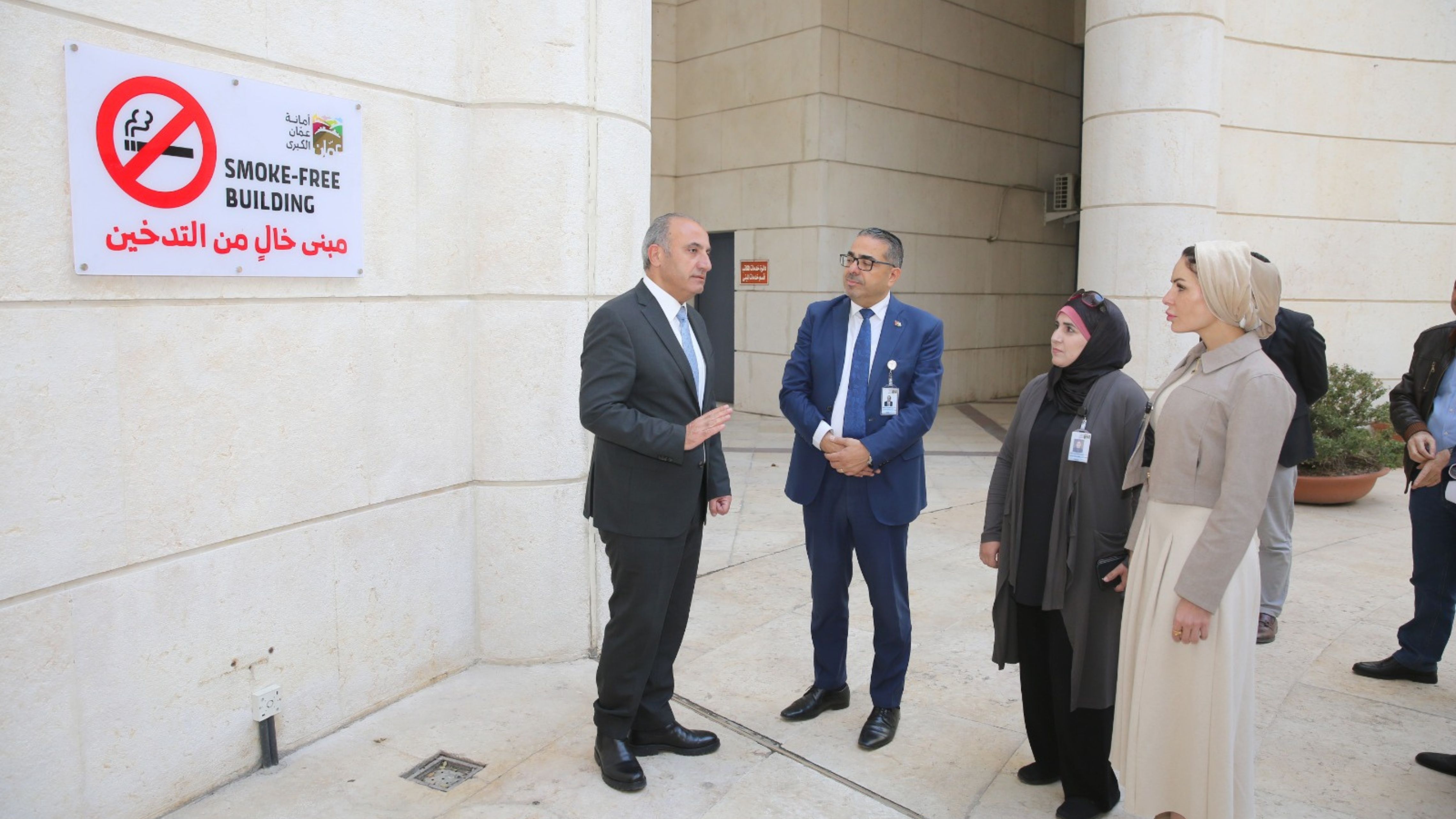 تركيب لوحات خالٍ من التدخين  في مباني أمانة عمان