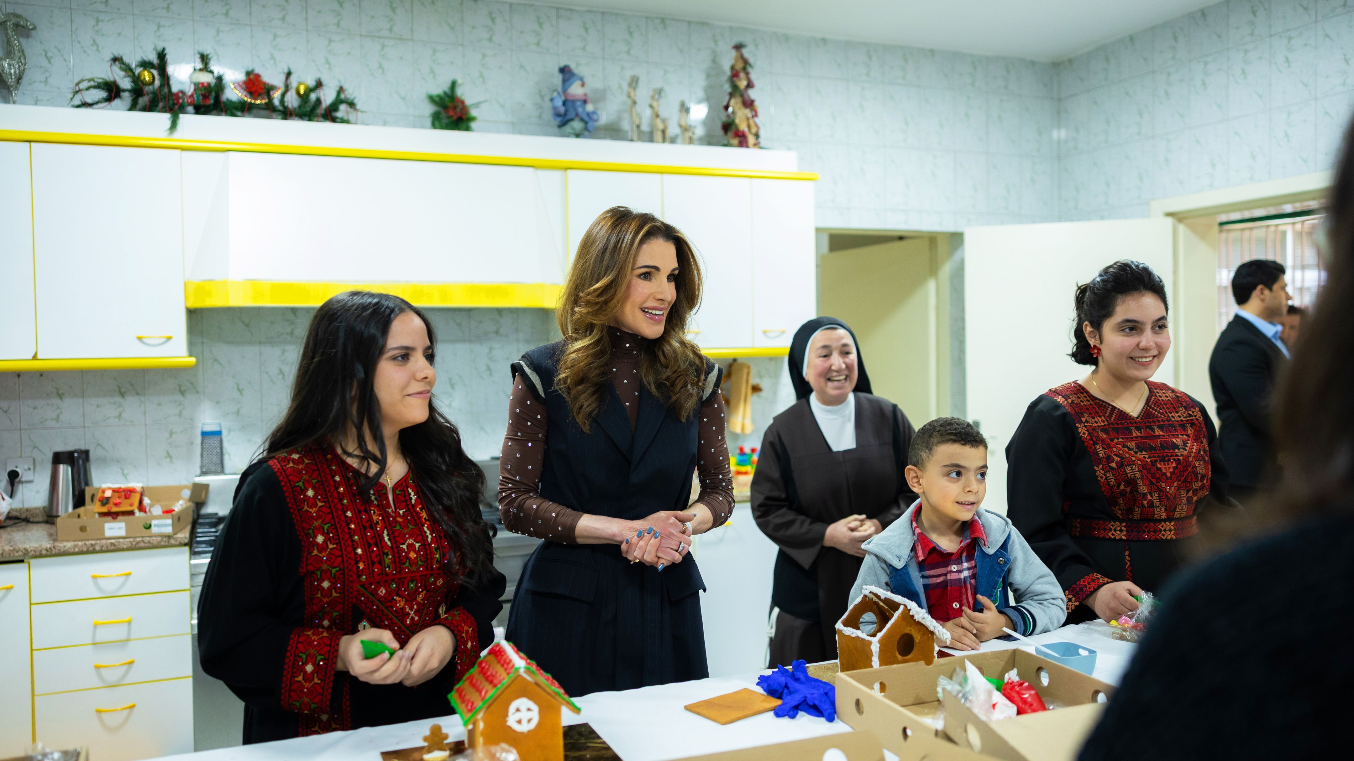 الملكة رانيا العبدالله تشارك مجموعة من الأطفال احتفالهم بعيد الميلاد في جمعية مار منصور الخيرية