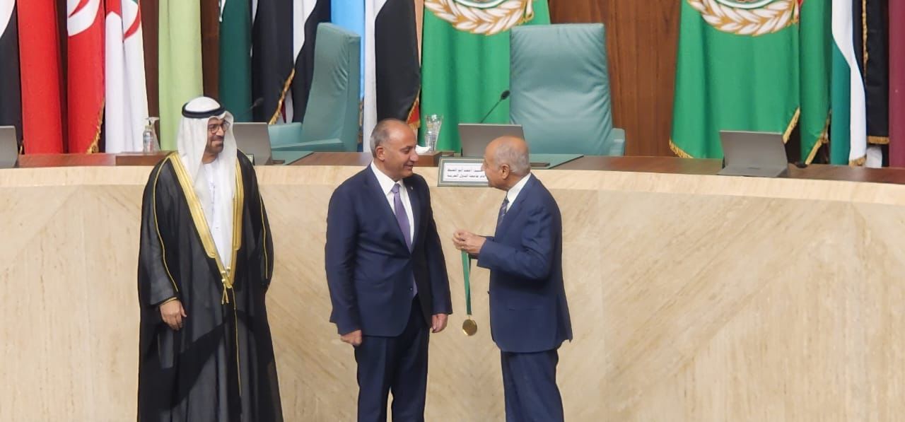 رئيس لجنة أمانة عمّان يتسلّم جائزة التميّز العربي 2025