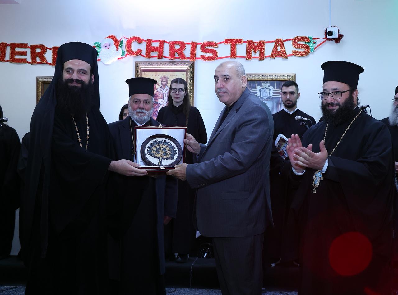 القاضي يشارك في إضاءة شجرة عيد الميلاد في الكرك