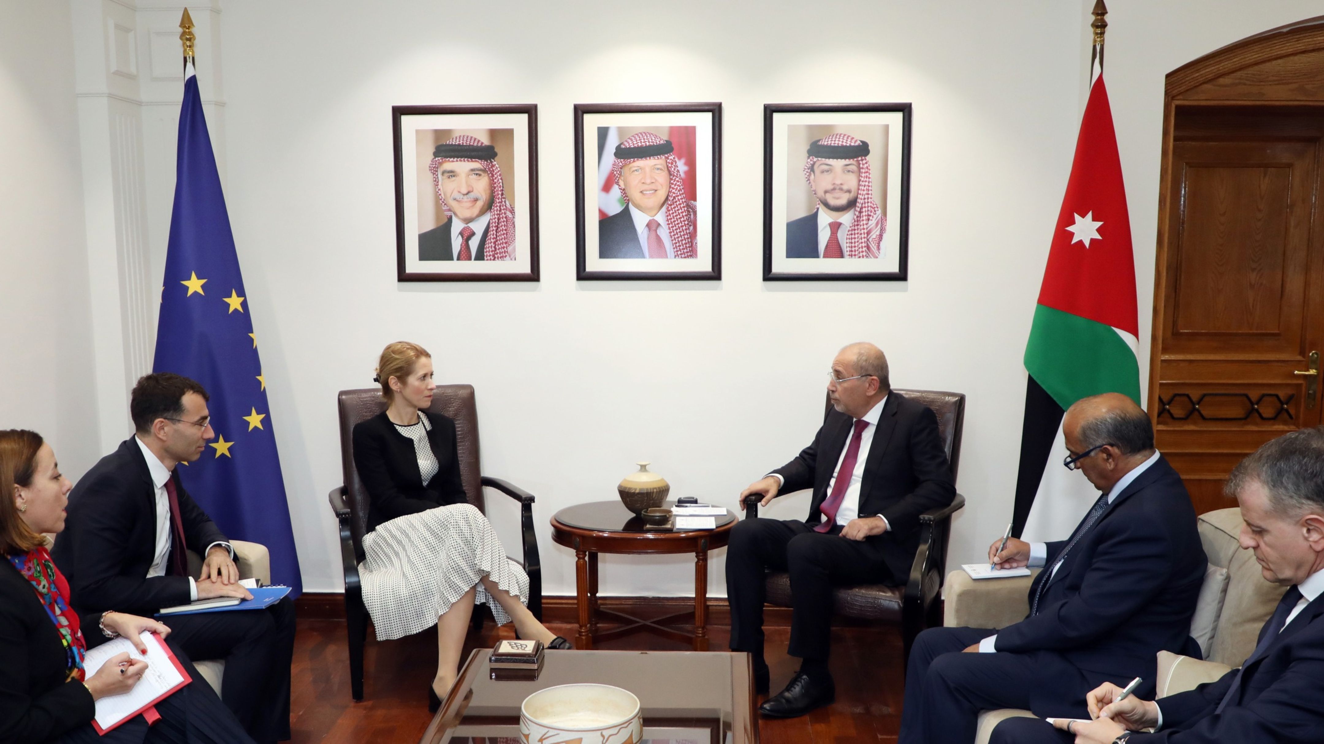 وزير الخارجية يلتقي نائبة رئيسة المفوّضية الأوروبية