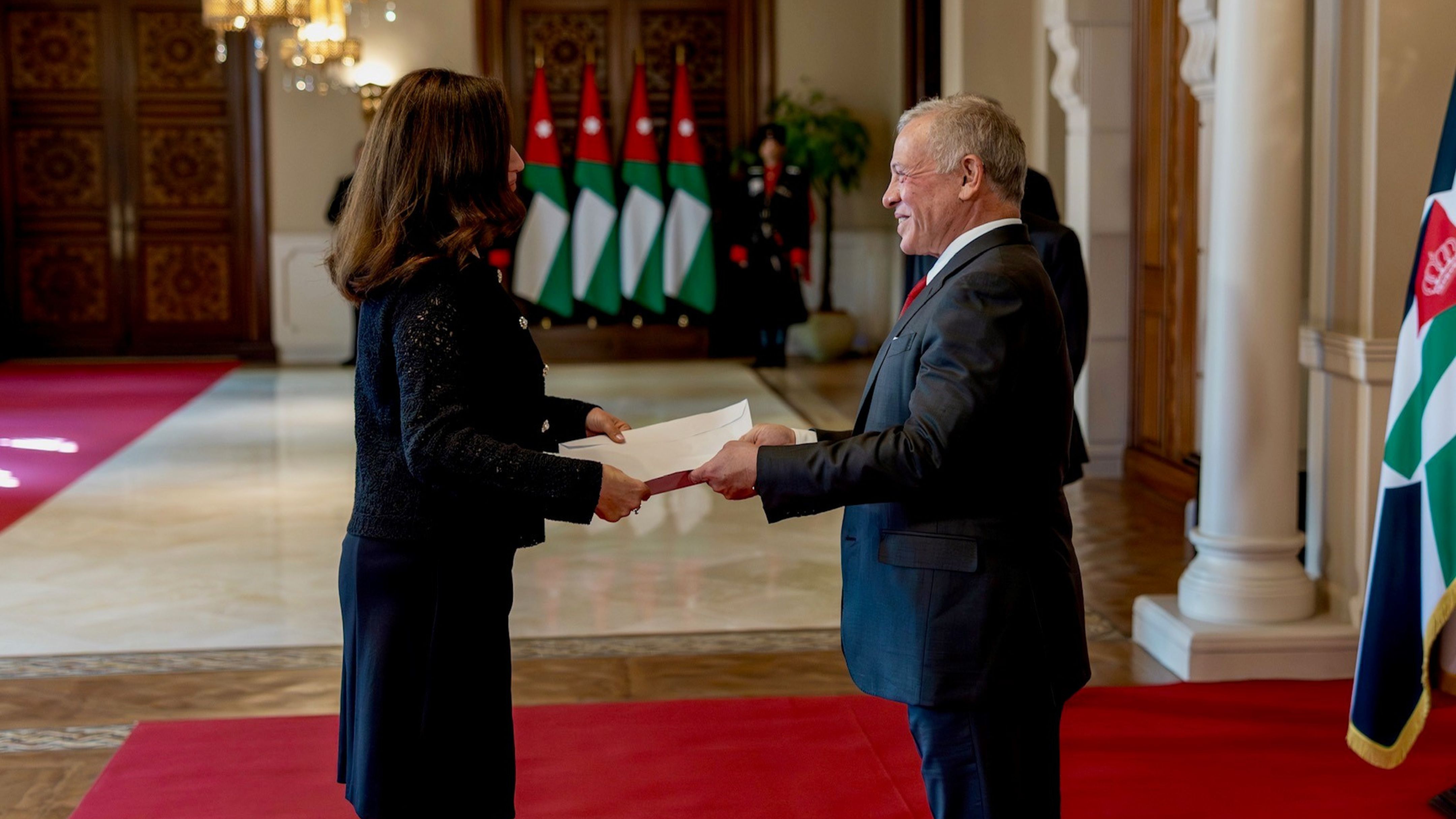 الملك يتقبل أوراق اعتماد عدد من السفراء