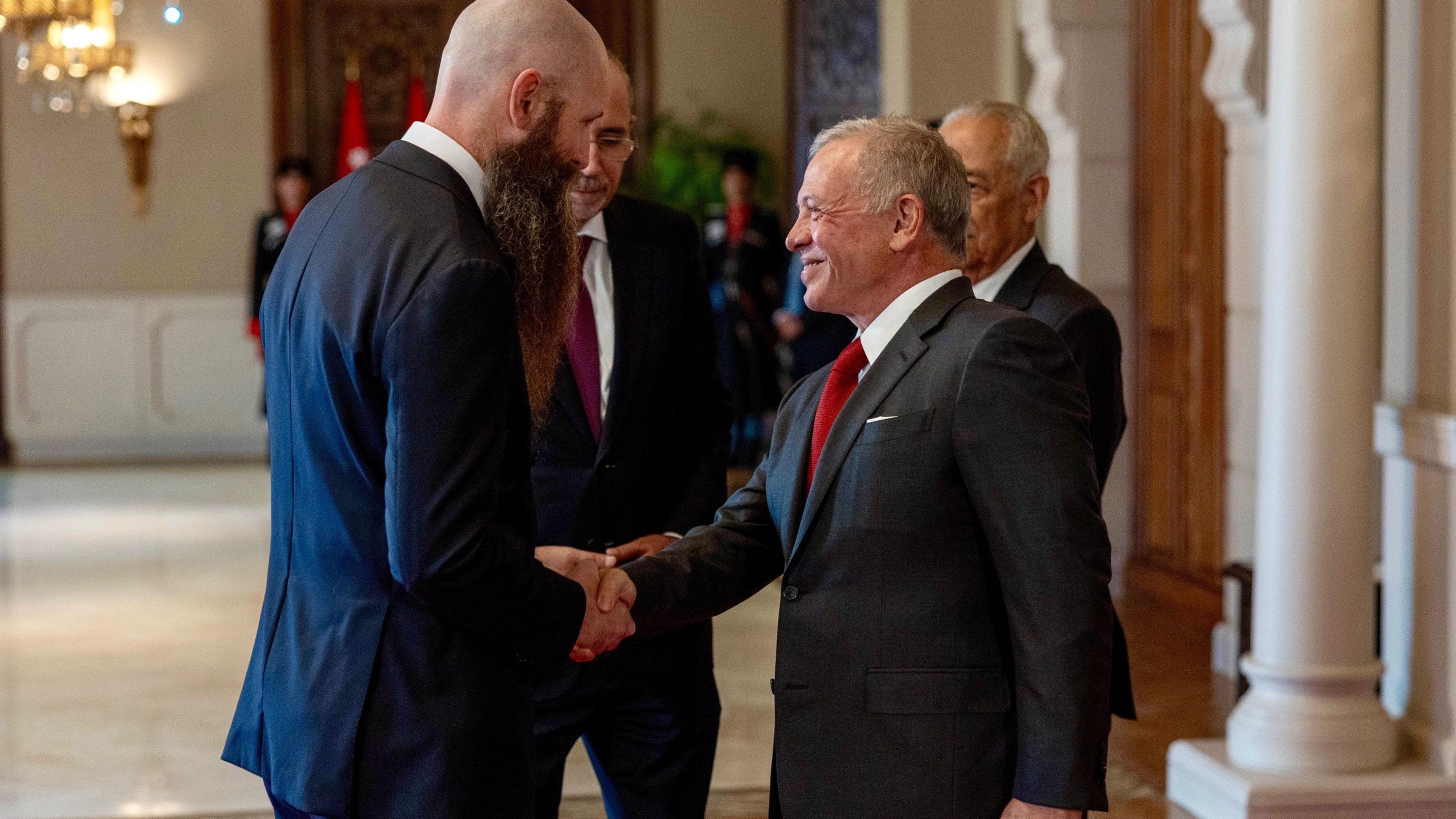 الملك يتقبل أوراق اعتماد عدد من السفراء