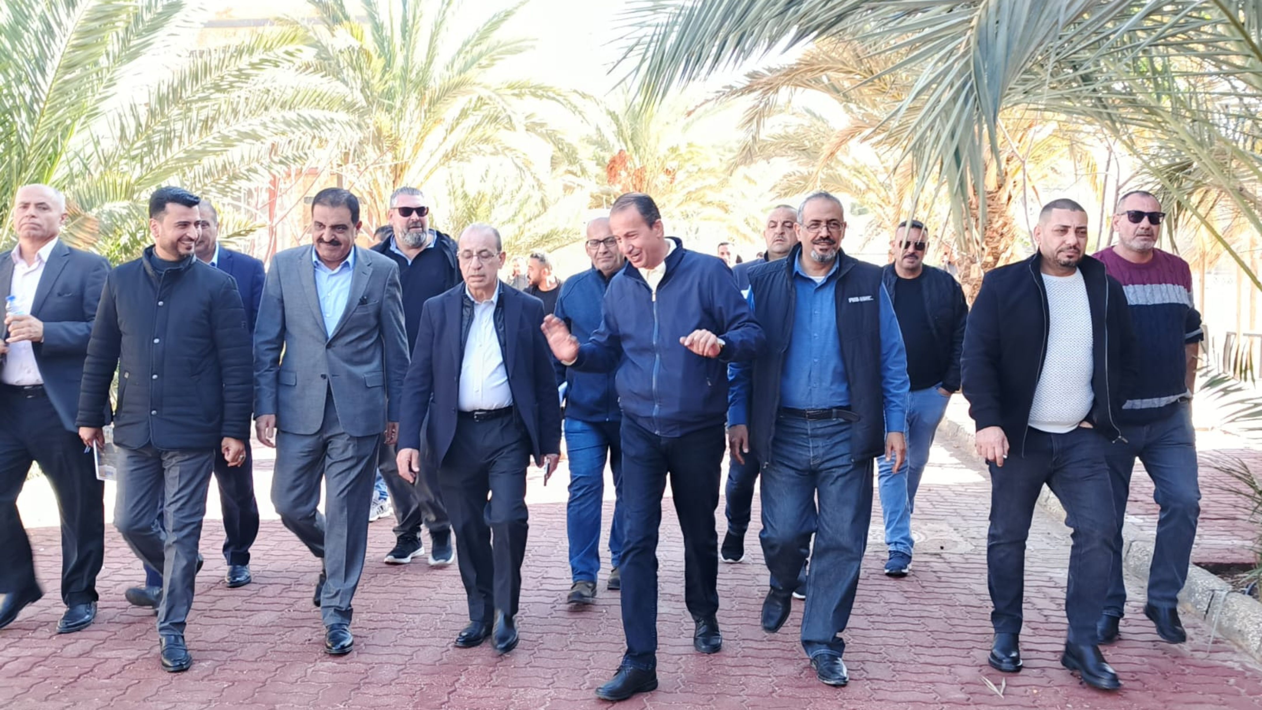 وزير الإدارة المحلية يتفقد المشروع التنموي في الأزرق