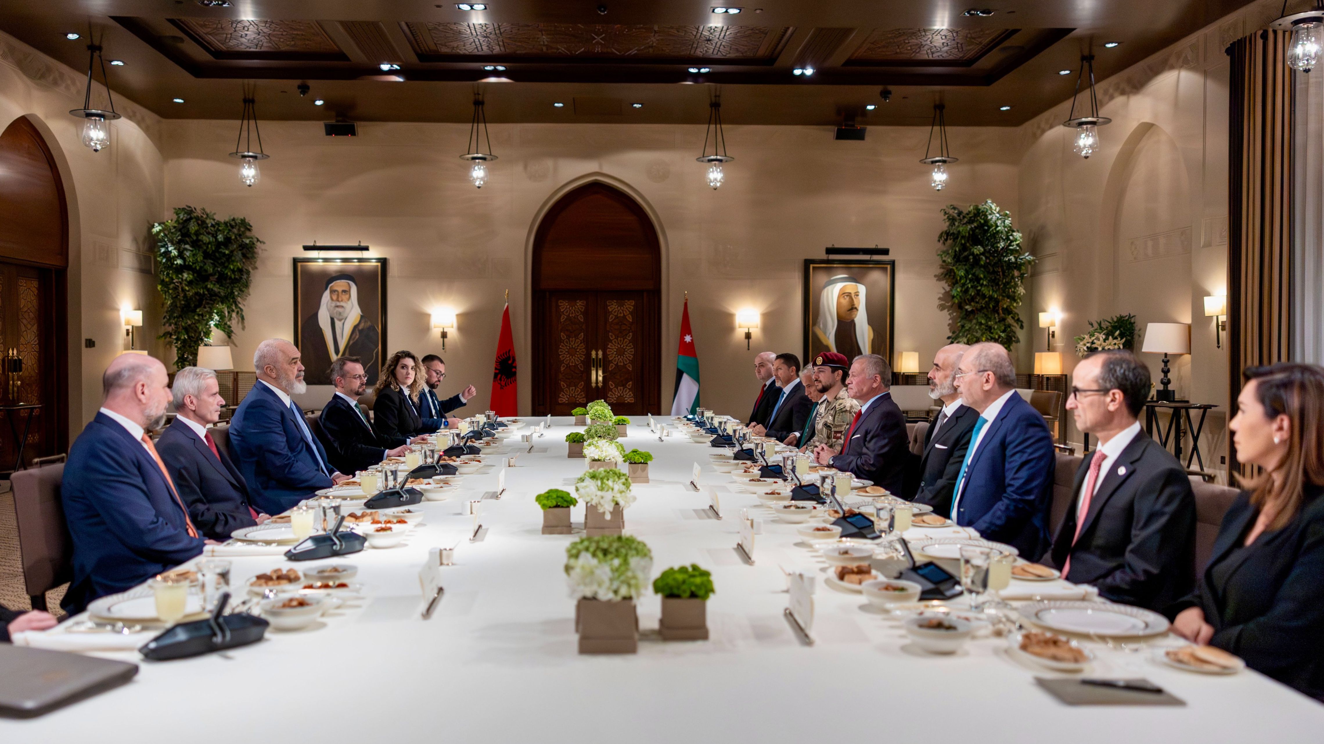 الملك يستقبل رئيس وزراء ألبانيا في قصر الحسينية