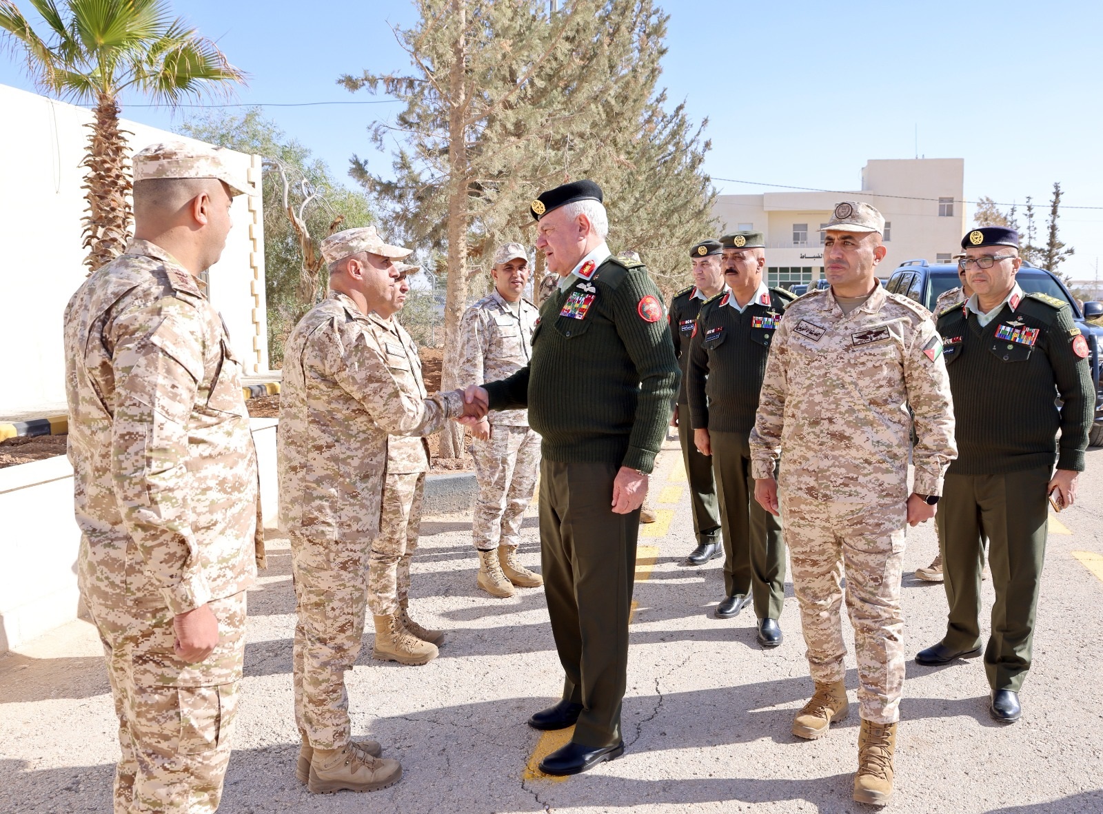 رئيس هيئة الأركان المشتركة يتفقد مركز تدريب خدمة العلم 