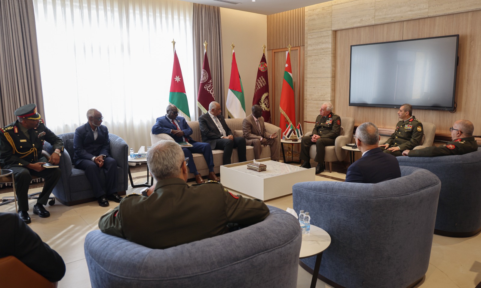 اللواء الركن الحنيطي يستقبل وزير الدفاع السوداني