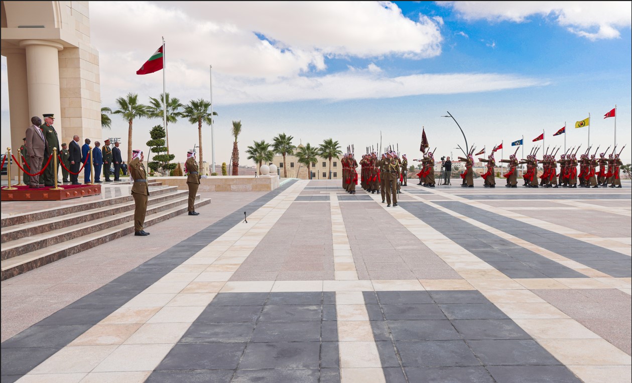 اللواء الركن الحنيطي يستقبل وزير الدفاع السوداني