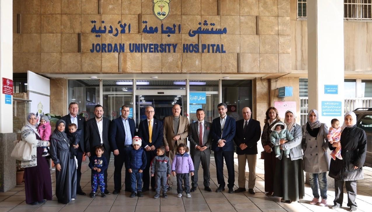 وفد من نقابة الأطباء يزور أطفال غزة بمستشفى الجامعة