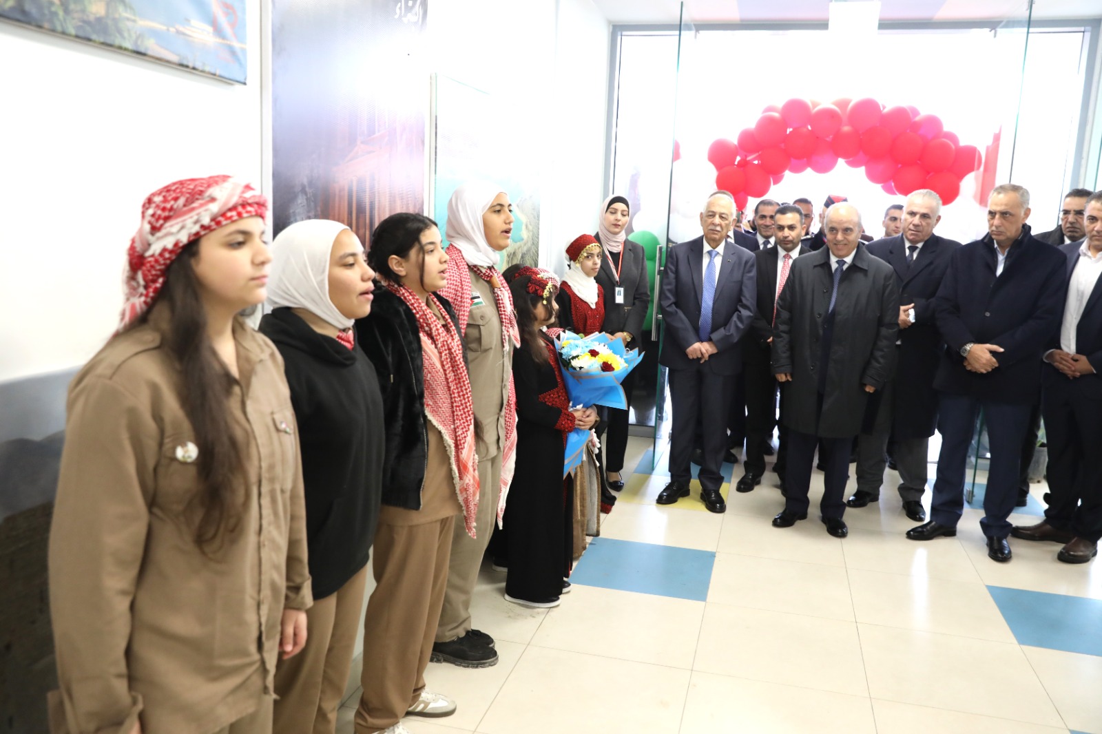 مندوبا عن الملك.. العيسوي يفتتح مدرستي حي المطار واليادودة النموذجيتين 